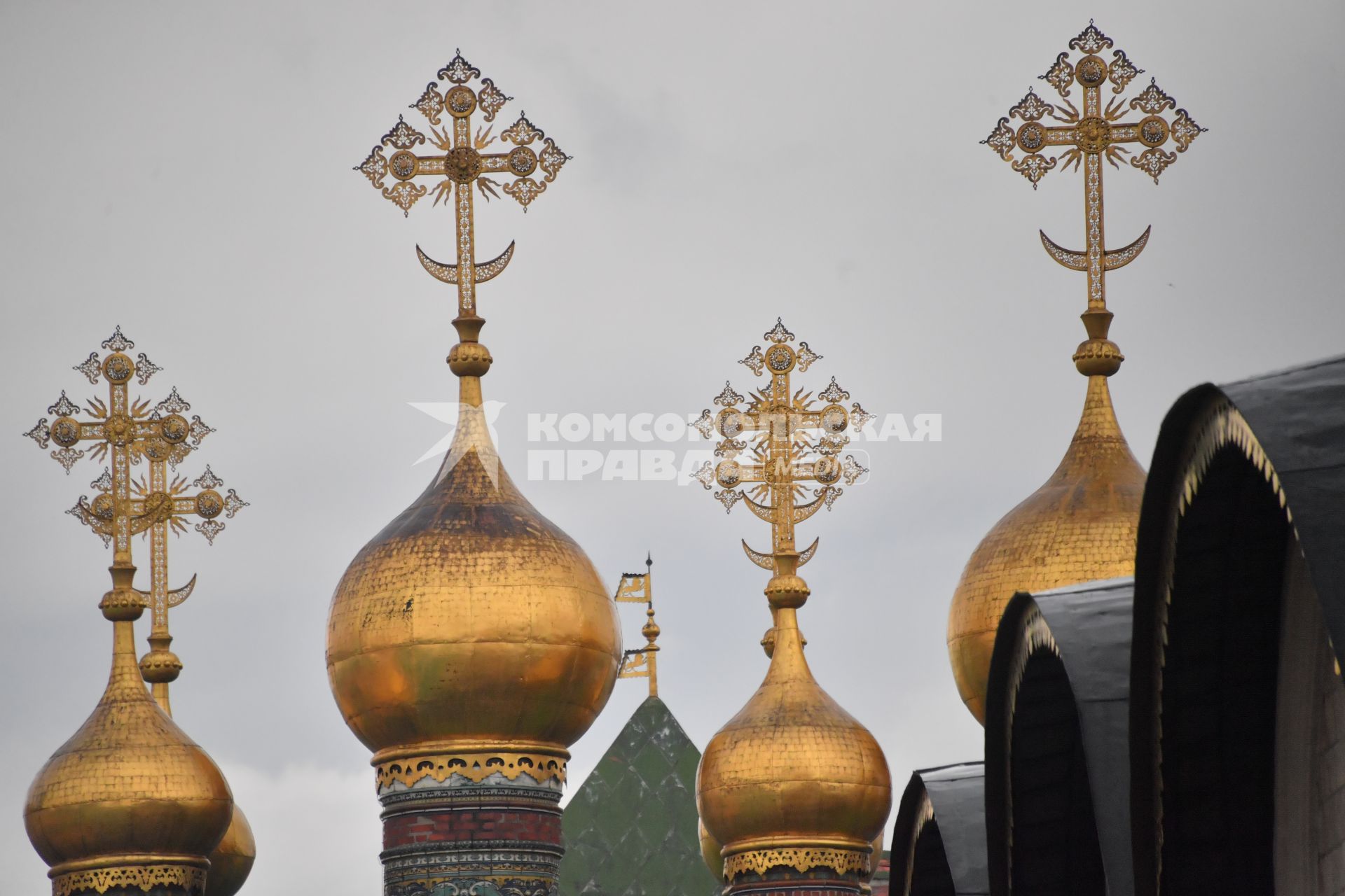 Москва.  Купола Верхоспасского собора.