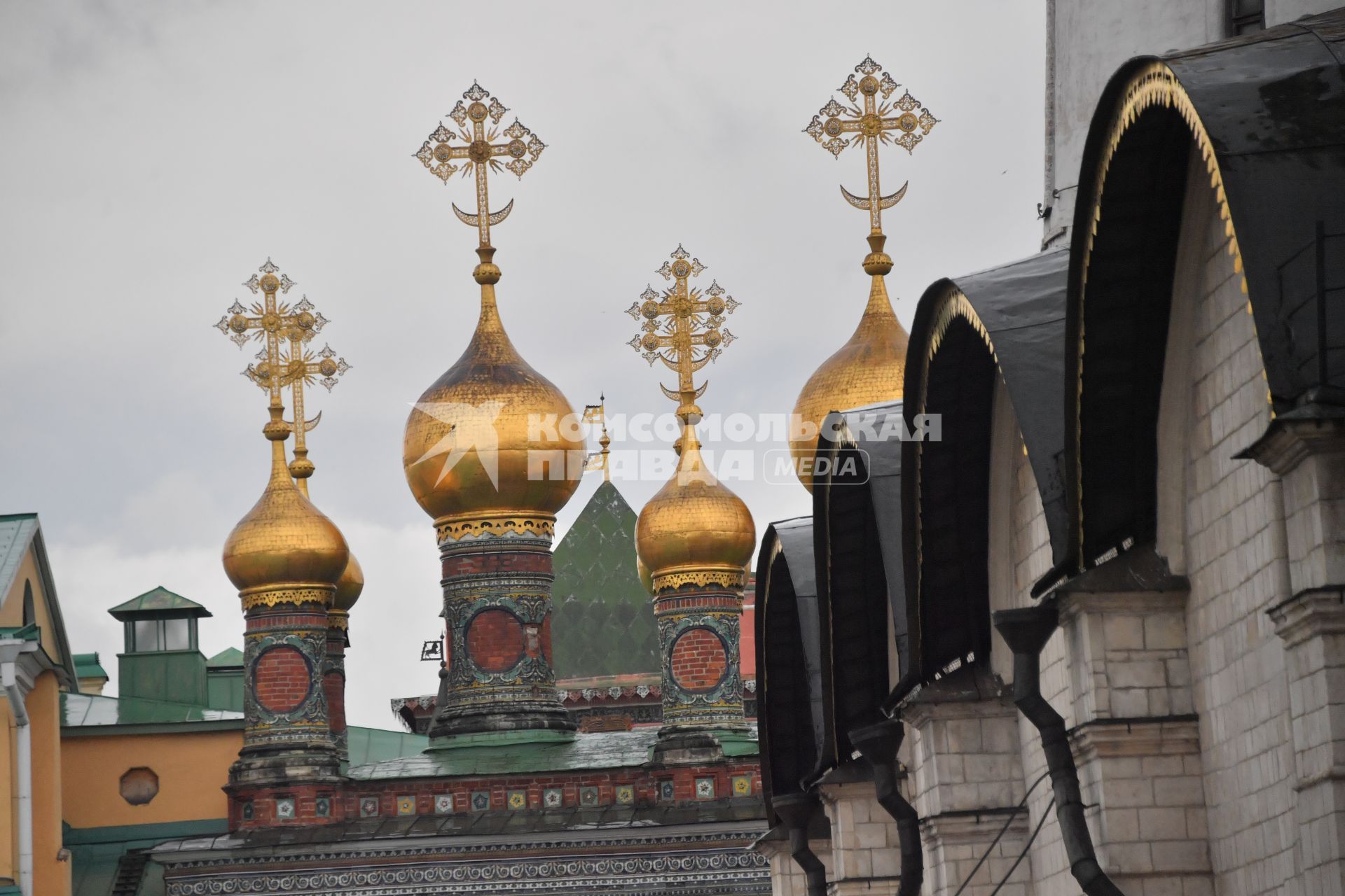 Москва.  Купола Верхоспасского собора.