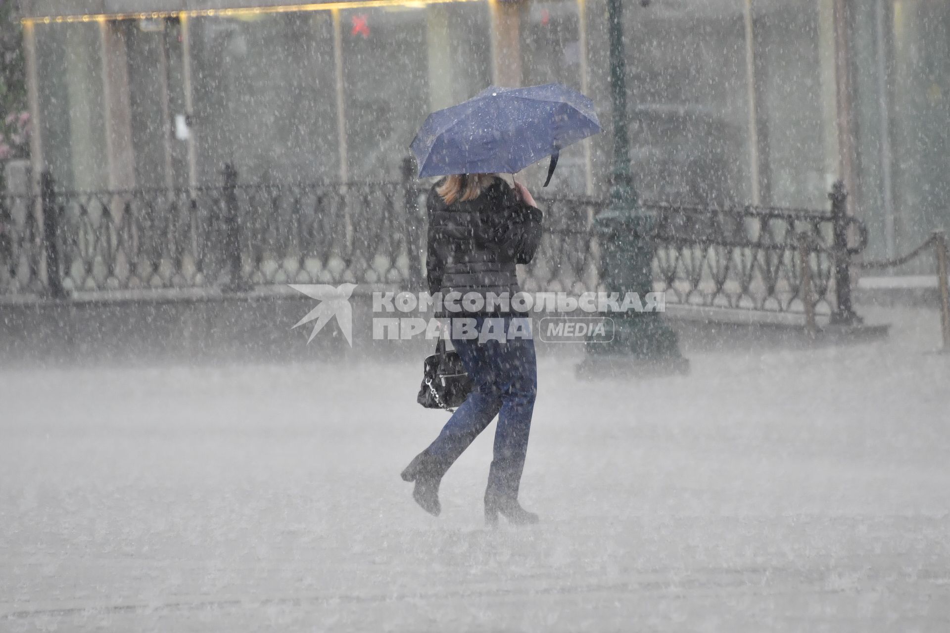 Москва.  Девушка под зонтом во время дождя.