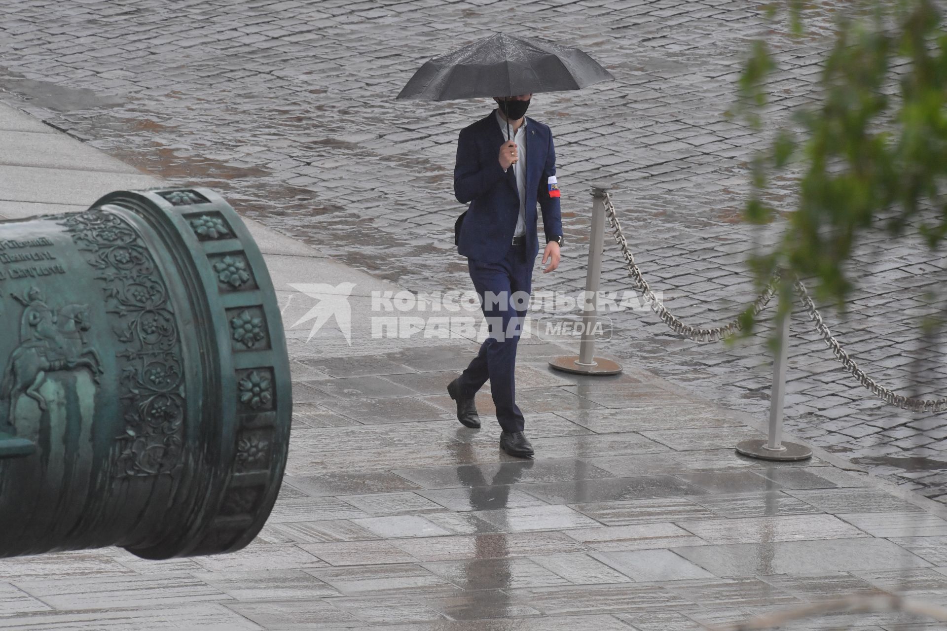 Москва.  Мужчина под зонтом во время дождя.