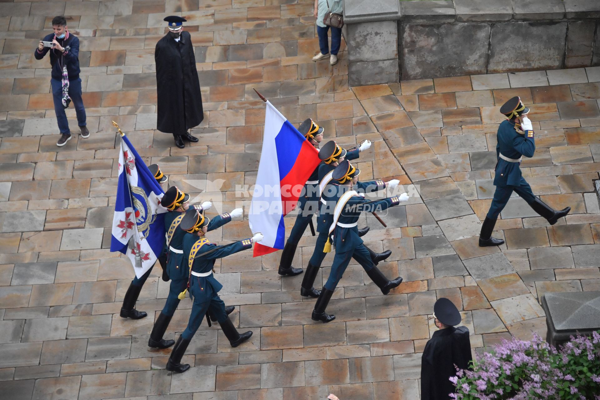 Москва. Группа знаменосцев Президентского полка на церемонии развода пеших и конных караулов на Соборной площади Московского Кремля.