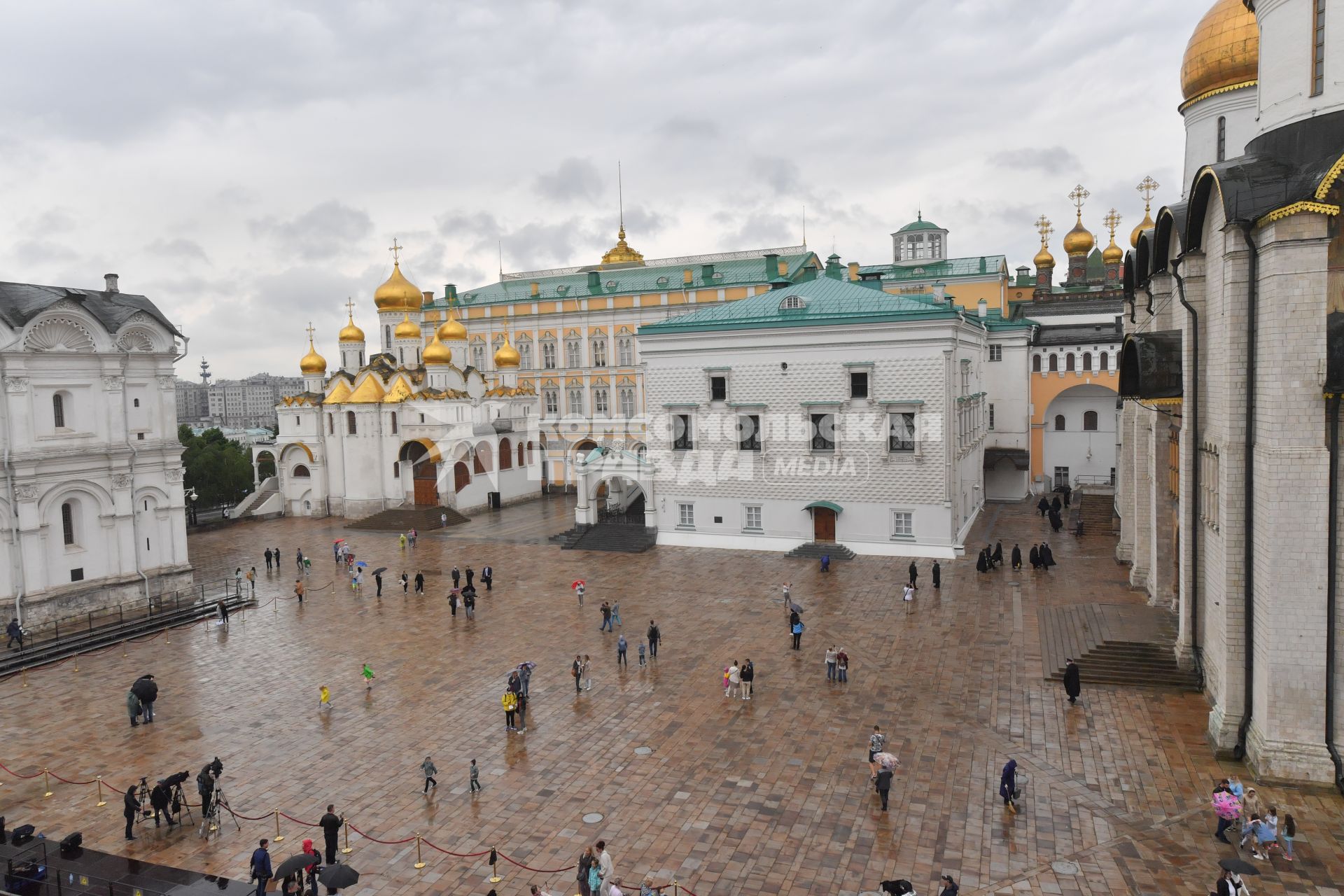 Москва.  Посетители на  Соборной площади перед началом церемонии развода пеших и конных караулов на Соборной площади Московского Кремля.