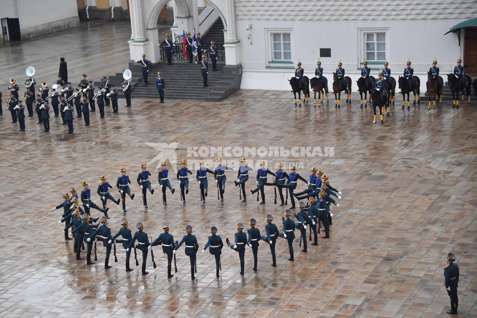 Москва. Военнослужащие Президентского полка  на церемонии развода пеших и конных караулов на Соборной площади Московского Кремля.