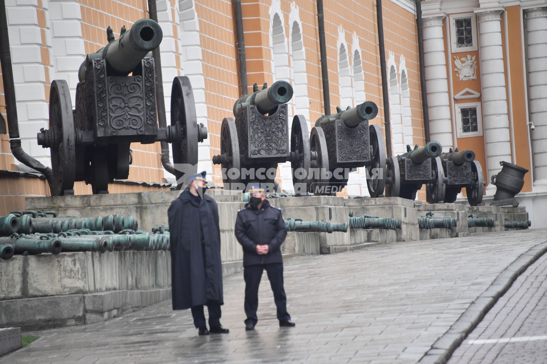 Москва. Перед началом церемонии развода пеших и конных караулов на Соборной площади Московского Кремля.