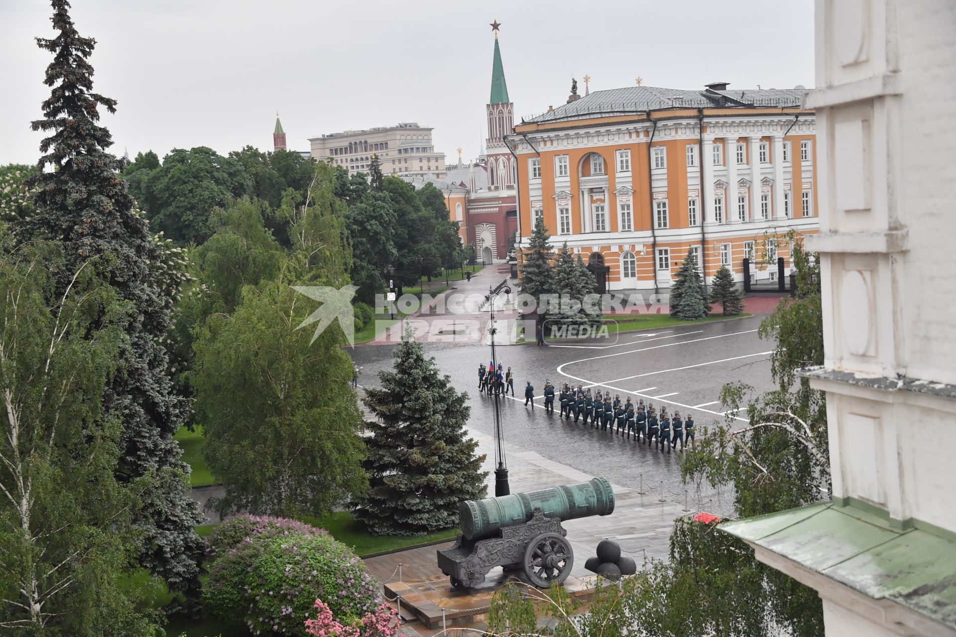 Москва. Военнослужащие Президентского полка на церемонии развода пеших и конных караулов на Соборной площади Московского Кремля.