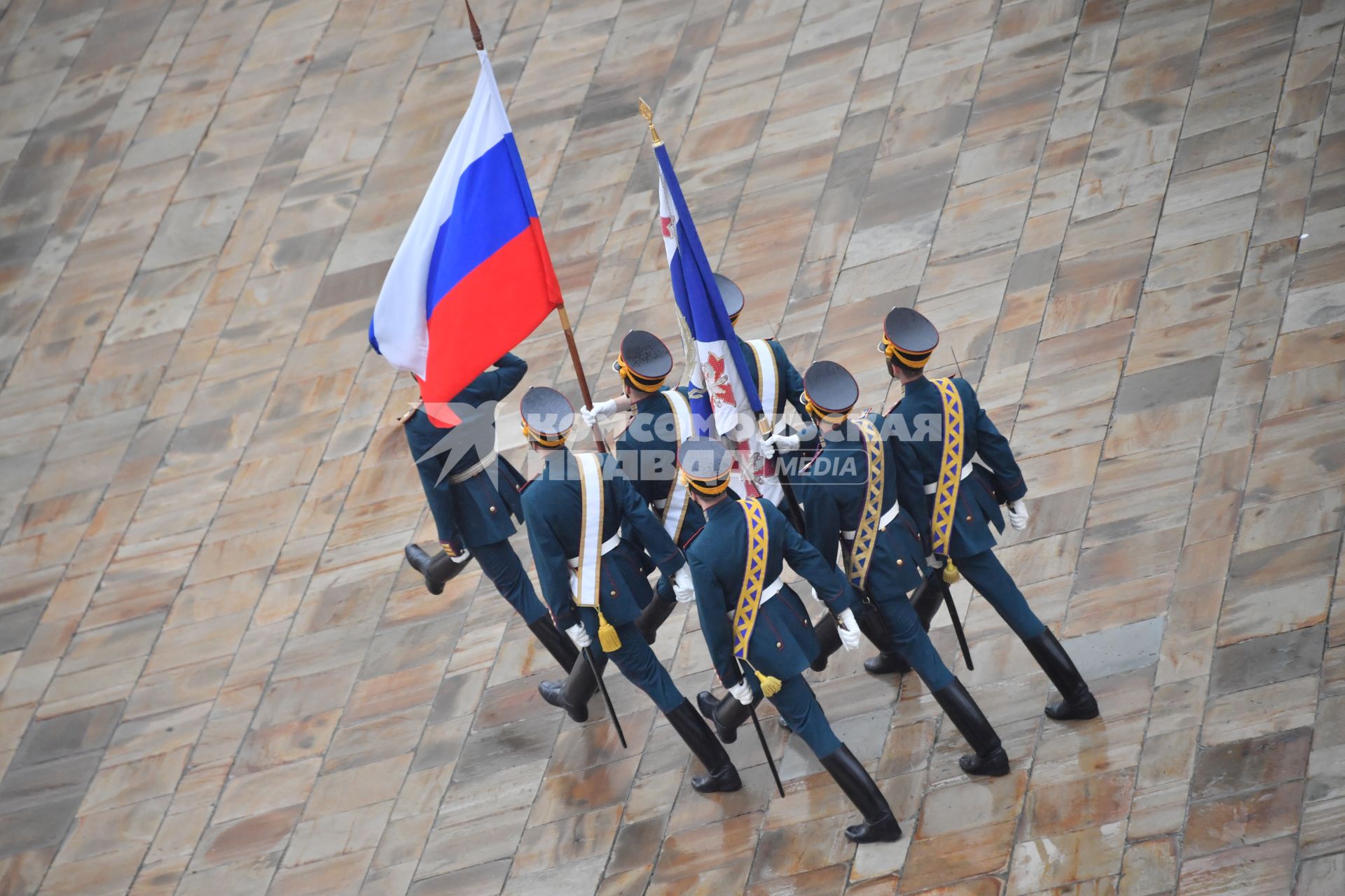 Москва. Группа знаменосцев Президентского полка на церемонии развода пеших и конных караулов на Соборной площади Московского Кремля.