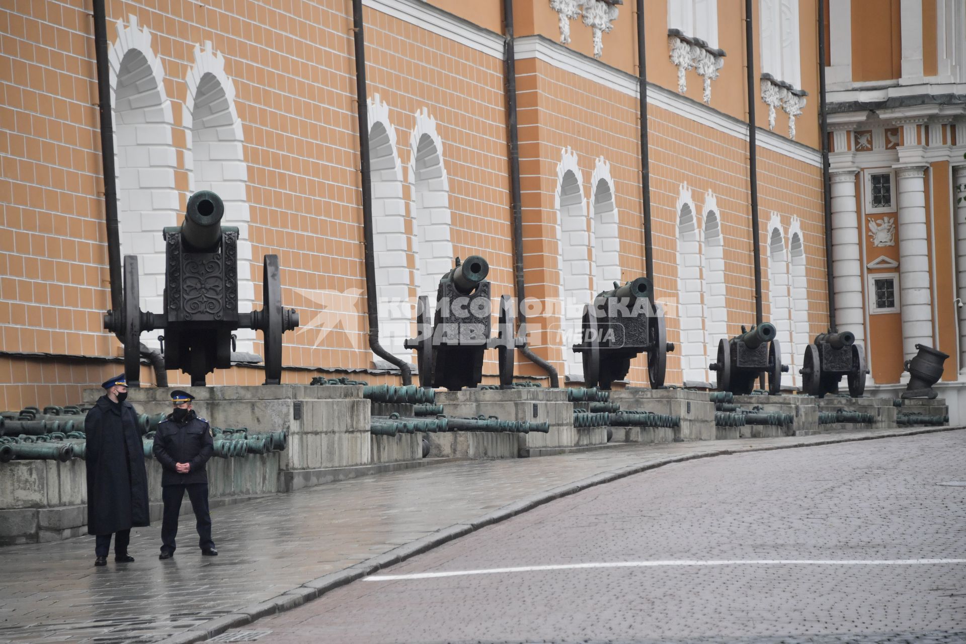 Москва. Перед началом церемонии развода пеших и конных караулов на Соборной площади Московского Кремля.