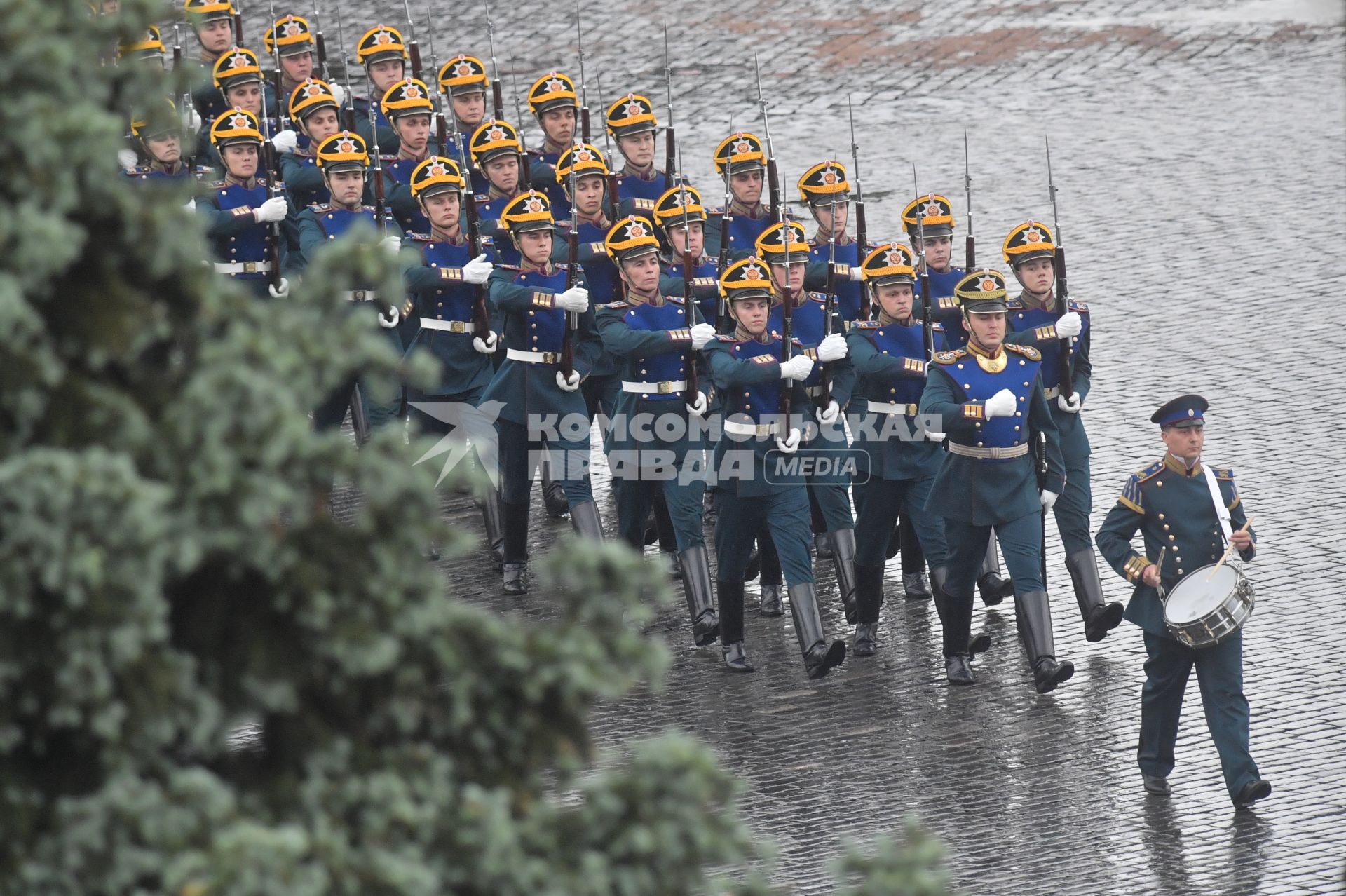 Москва. Перед началом церемонии развода пеших и конных караулов на Соборной площади Московского Кремля.