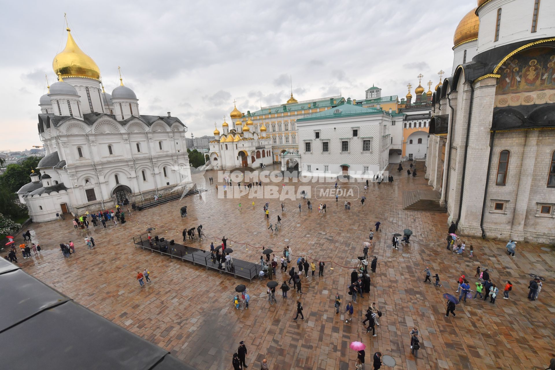 Москва.  Посетители на  Соборной площади перед началом церемонии развода пеших и конных караулов на Соборной площади Московского Кремля.