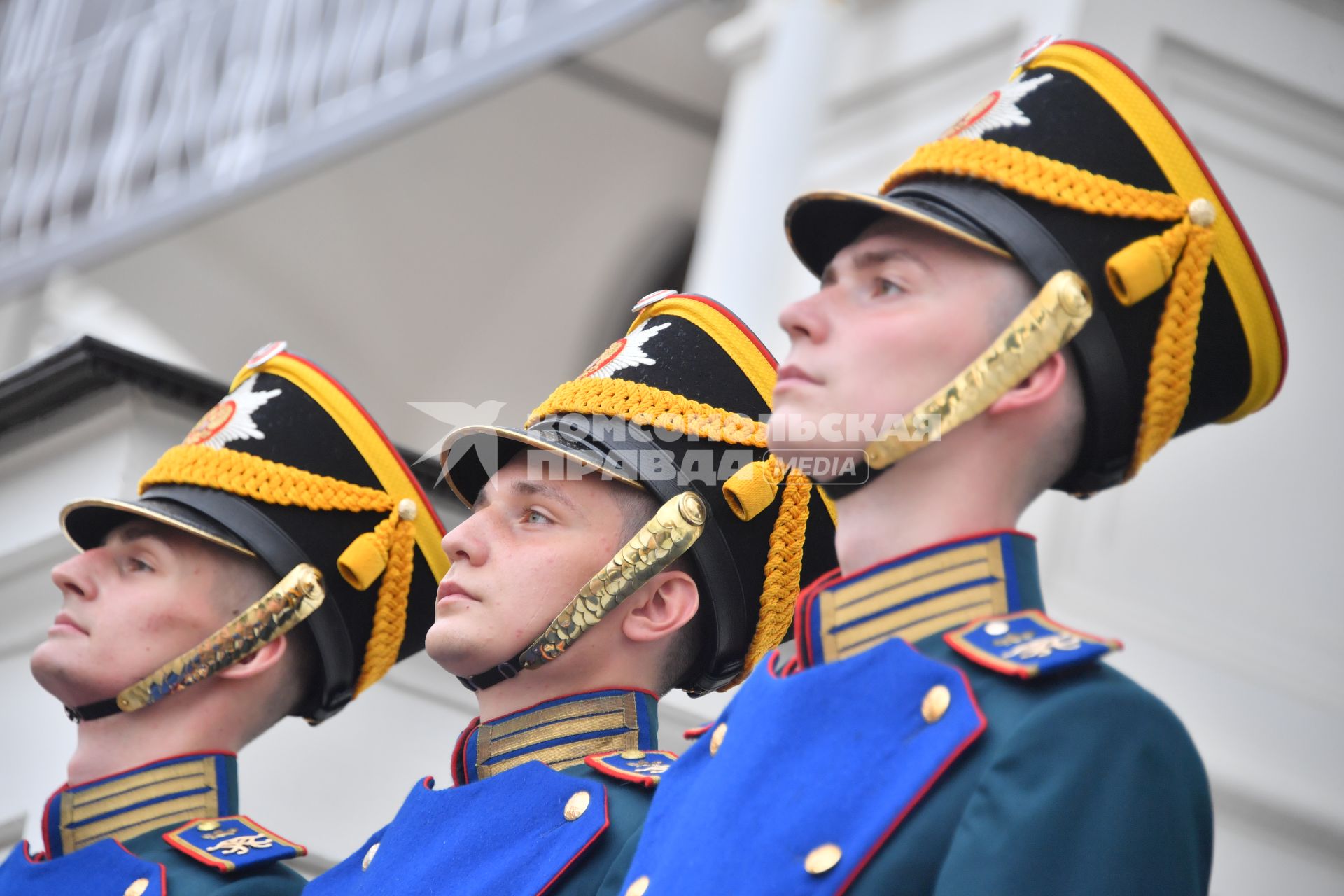 Москва. Военнослужащие Президентского полка на церемонии развода пеших и конных караулов на Соборной площади Московского Кремля.