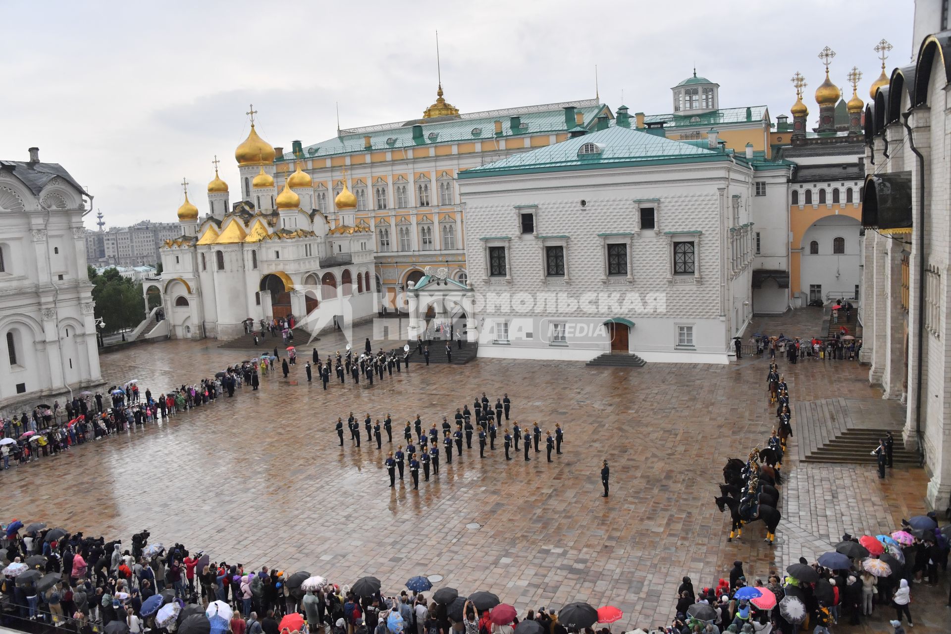 Москва. Военнослужащие Президентского полка на церемонии развода пеших и конных караулов на Соборной площади Московского Кремля.