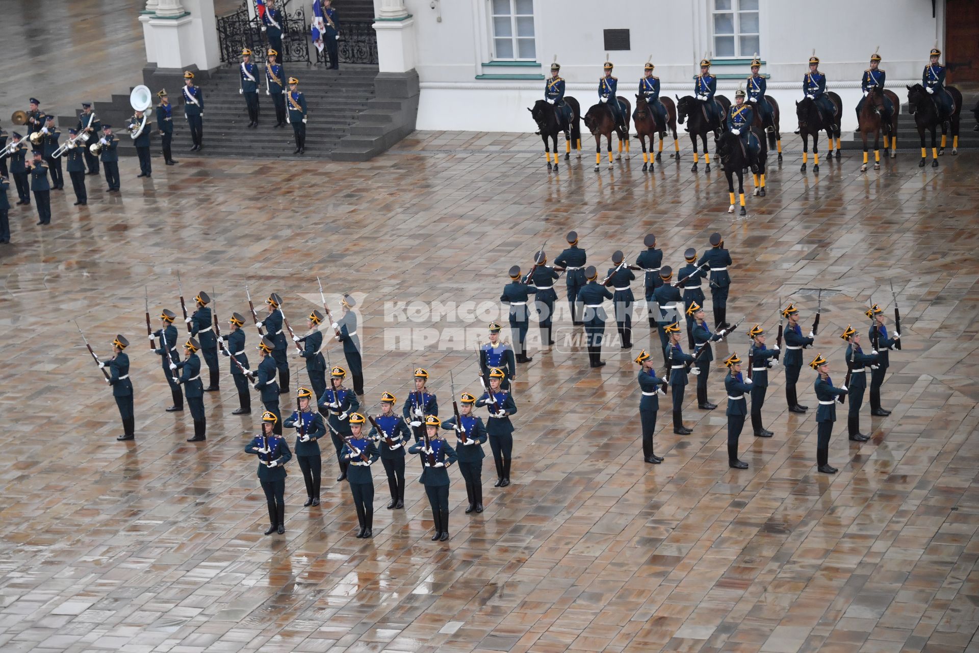 Москва. Военнослужащие Президентского полка  на церемонии развода пеших и конных караулов на Соборной площади Московского Кремля.