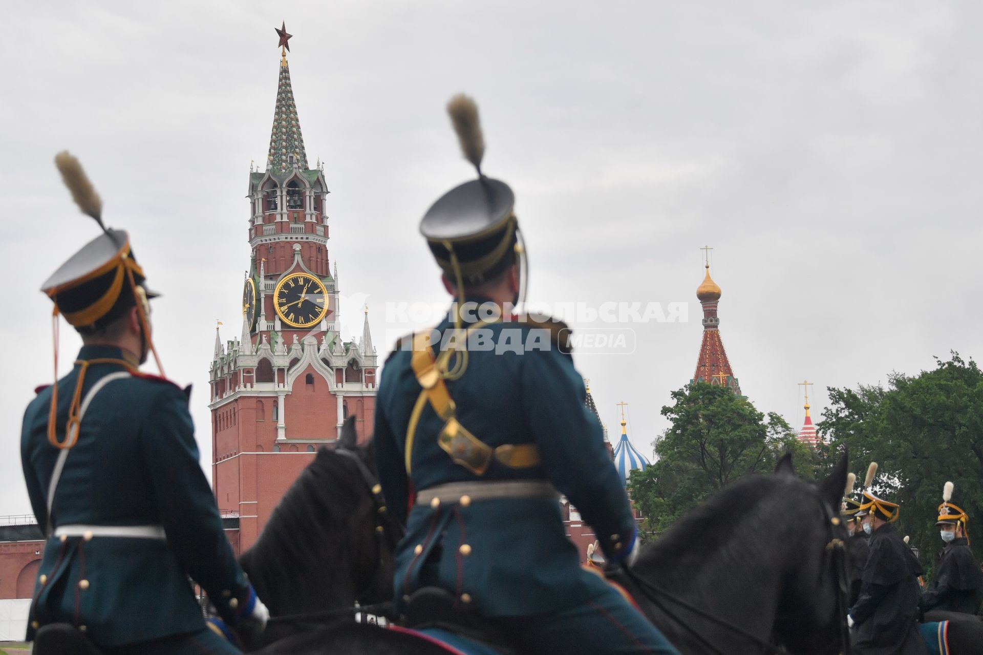 Москва. Перед началом церемонии развода пеших и конных караулов на Соборной площади Московского Кремля.