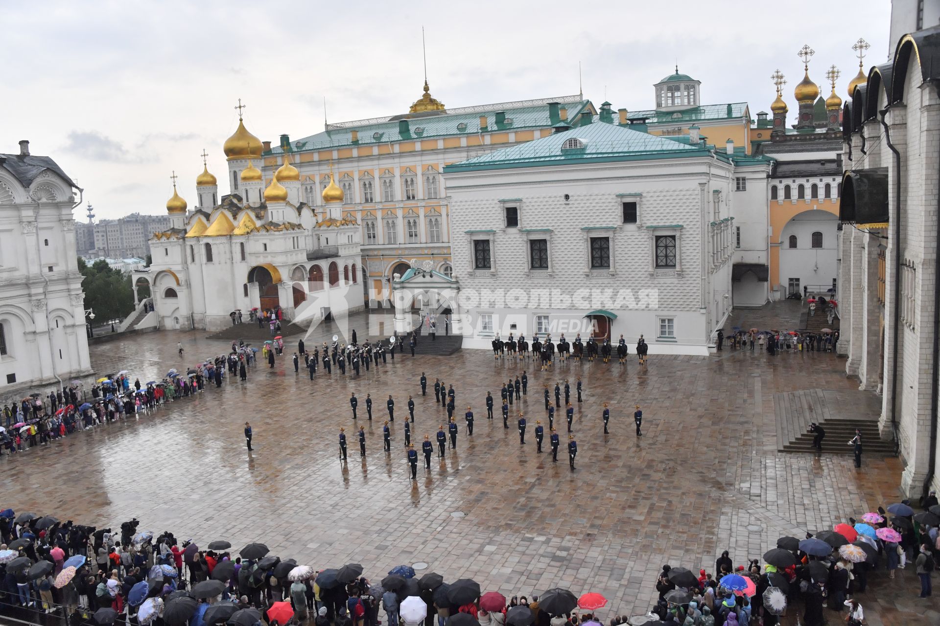 Москва. Военнослужащие Президентского полка на церемонии развода пеших и конных караулов на Соборной площади Московского Кремля.