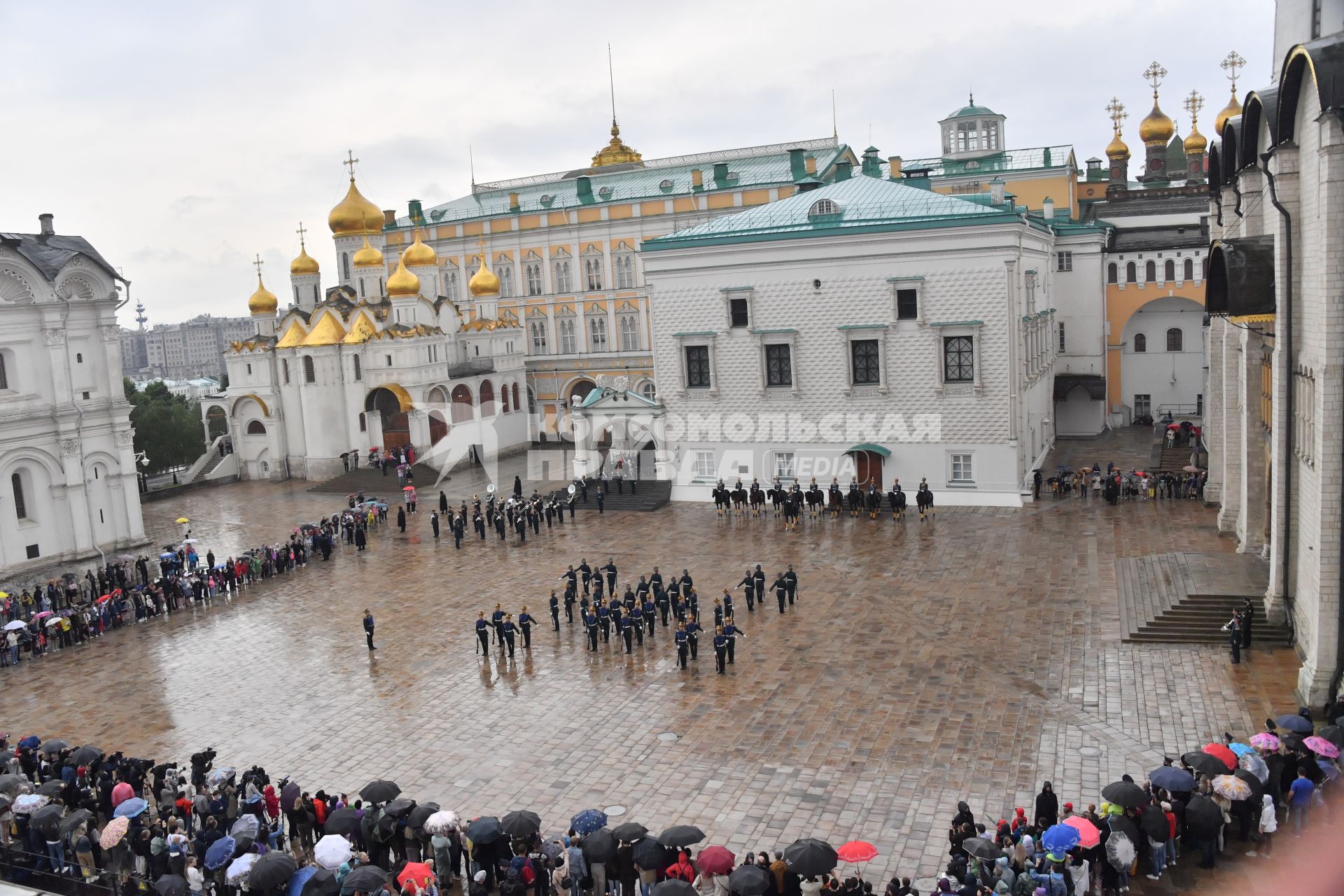 Москва. Военнослужащие Президентского полка на церемонии развода пеших и конных караулов на Соборной площади Московского Кремля.