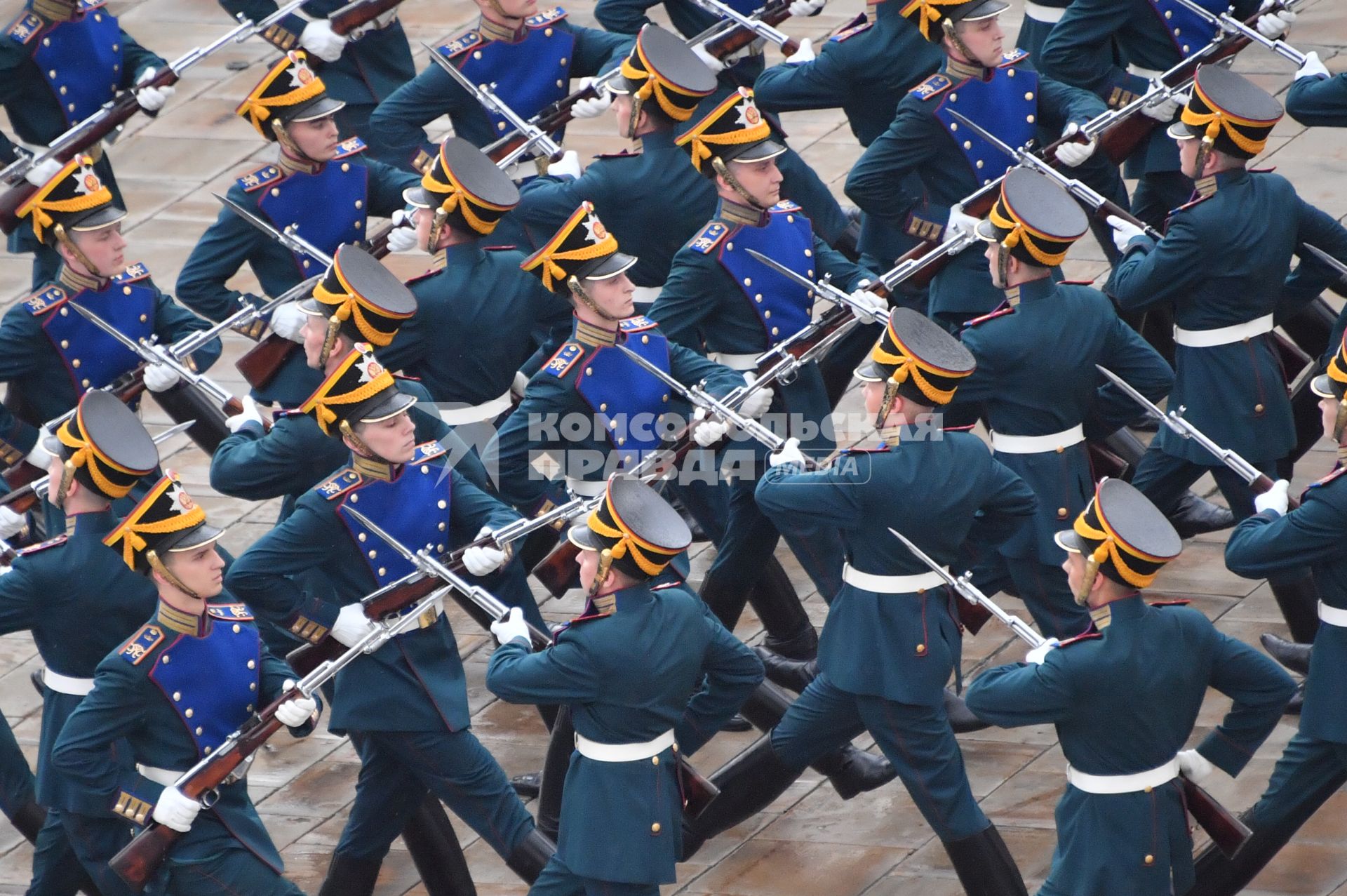 Москва.  Военнослужащие Президентского полка на церемонии развода пеших и конных караулов на Соборной площади Московского Кремля.