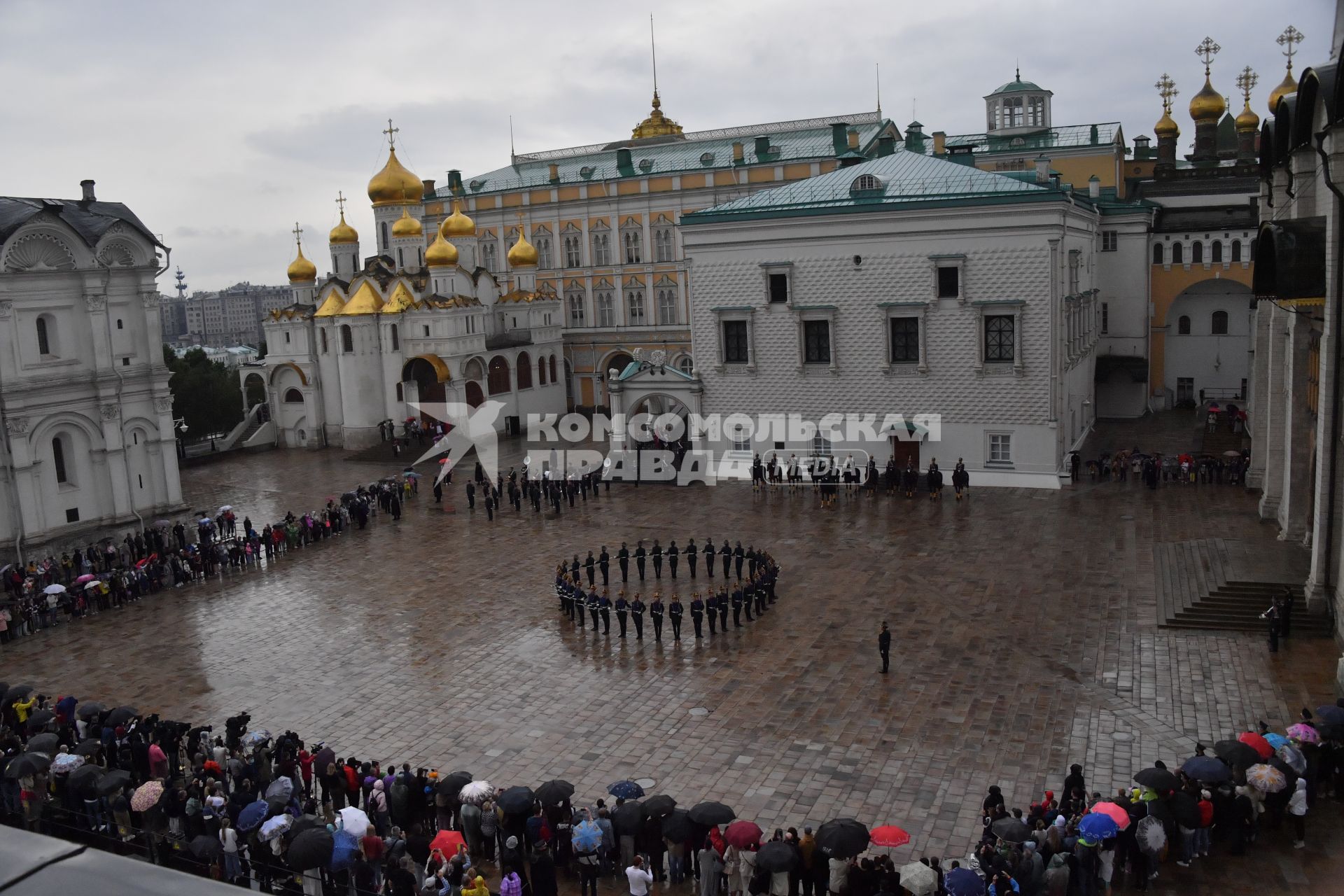 Москва. Военнослужащие Президентского полка на церемонии развода пеших и конных караулов на Соборной площади Московского Кремля.