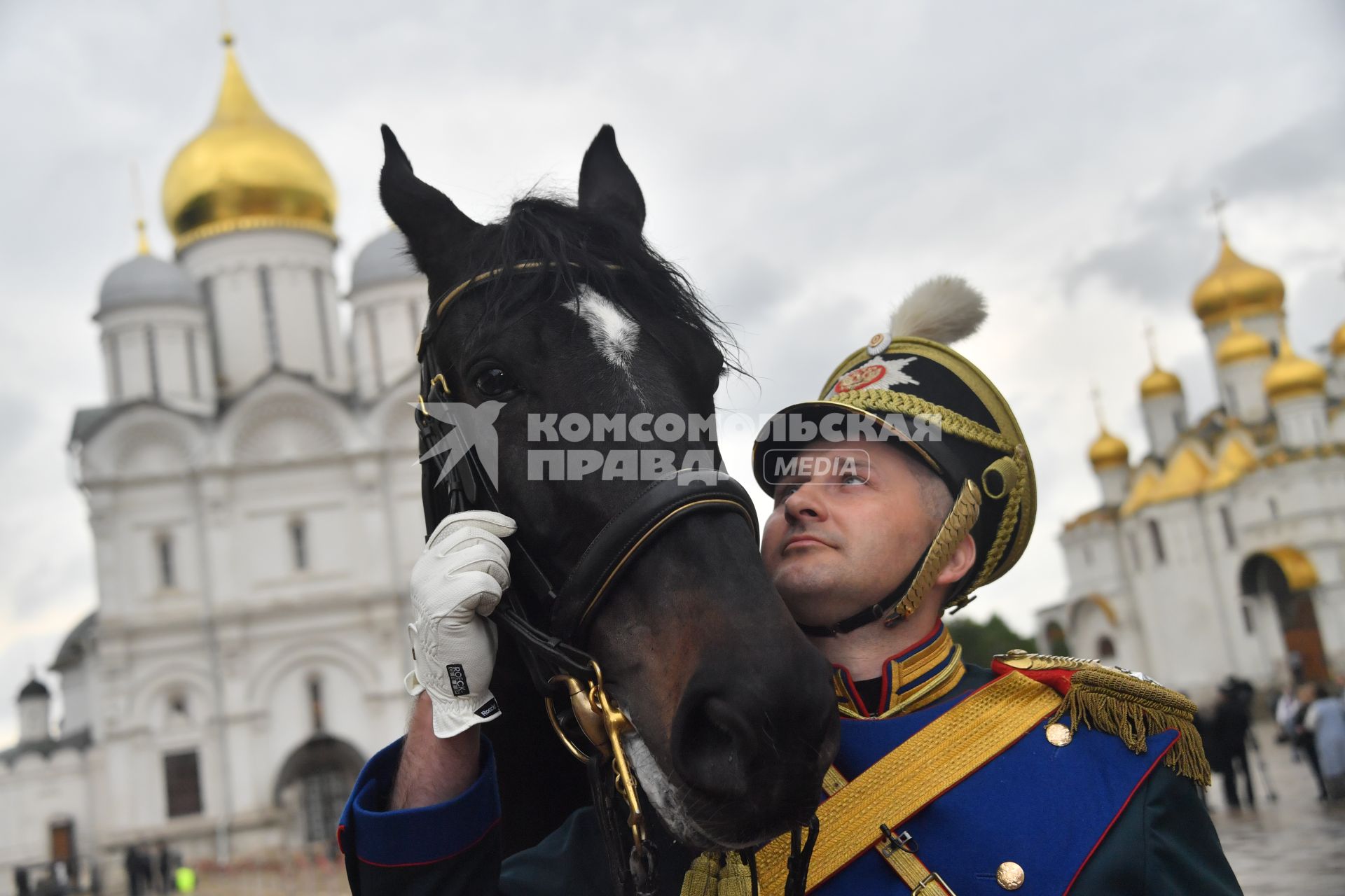 Москва. Военнослужащий  перед началом церемонии развода пеших и конных караулов на Соборной площади Московского Кремля.