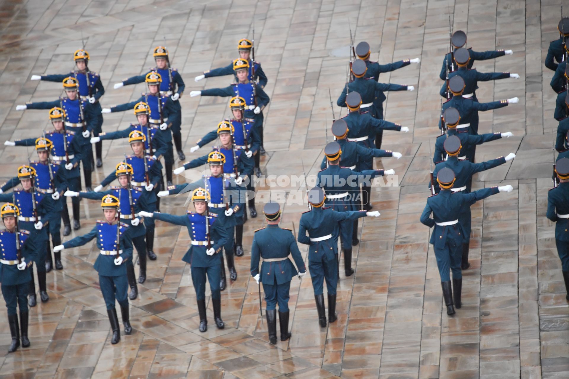 Москва. Военнослужащие Президентского полка  на церемонии развода пеших и конных караулов на Соборной площади Московского Кремля.