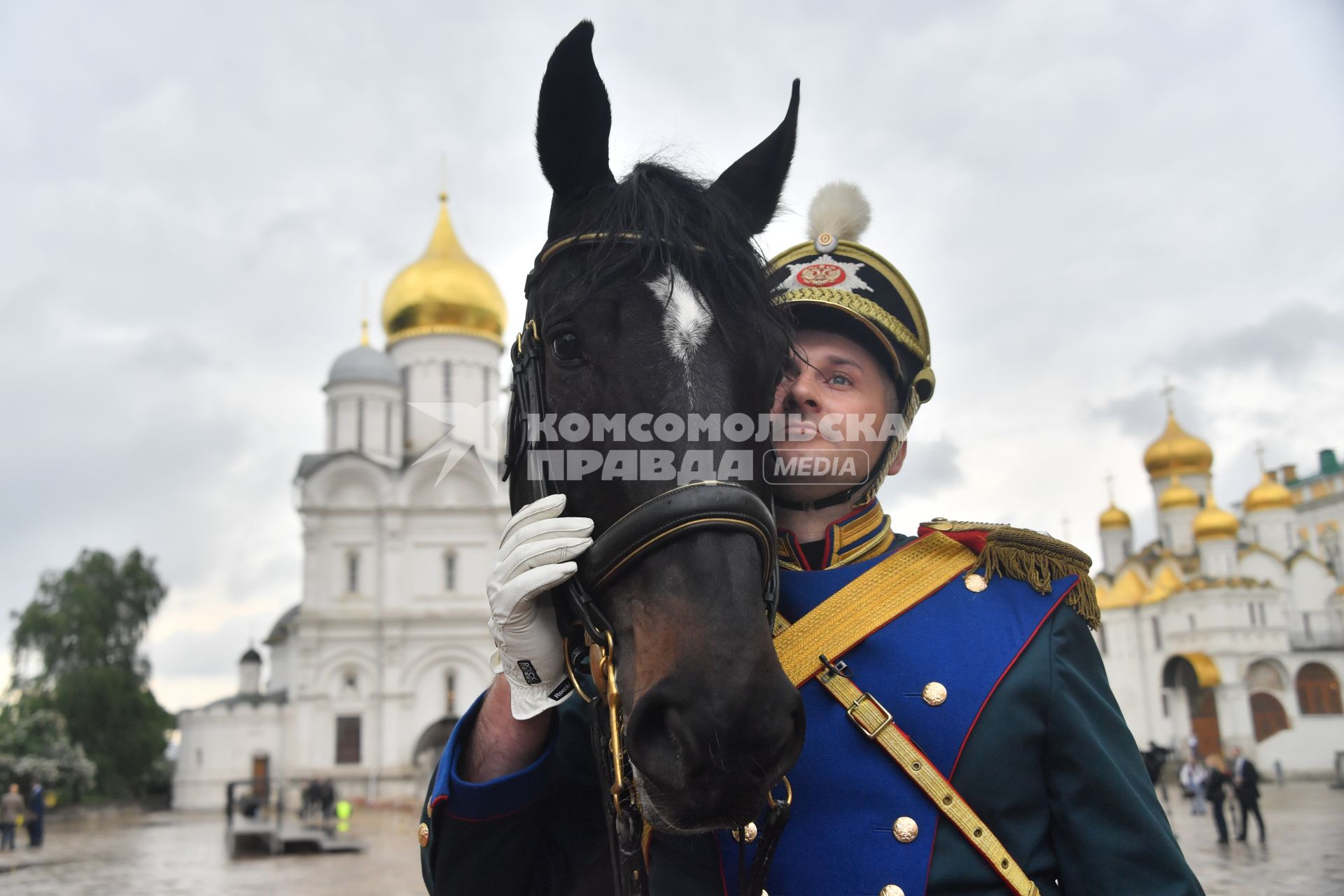 Москва. Военнослужащий  перед началом церемонии развода пеших и конных караулов на Соборной площади Московского Кремля.