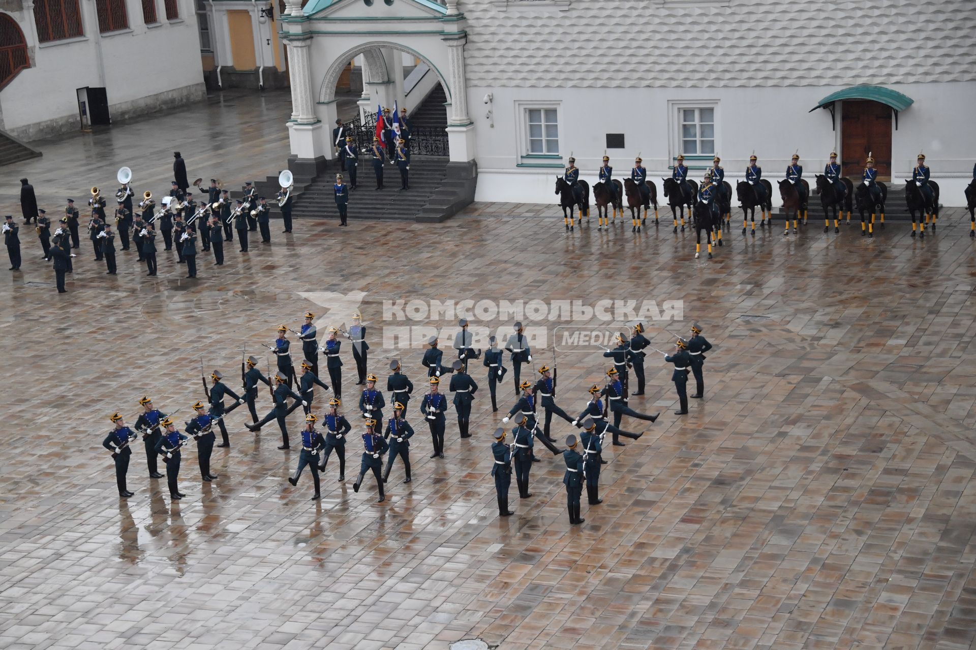 Москва. Военнослужащие Президентского полка  на церемонии развода пеших и конных караулов на Соборной площади Московского Кремля.