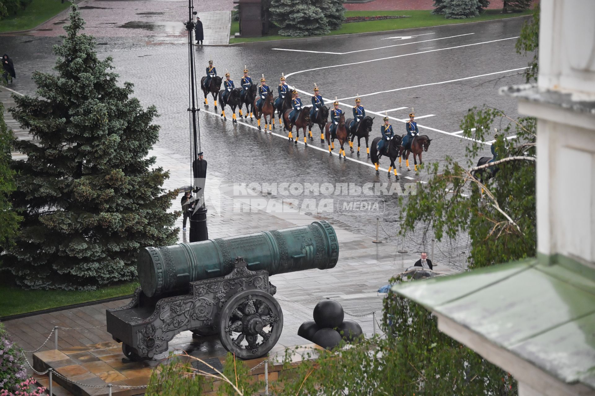 Москва. Военнослужащие Президентского полка на церемонии развода пеших и конных караулов на Соборной площади Московского Кремля.