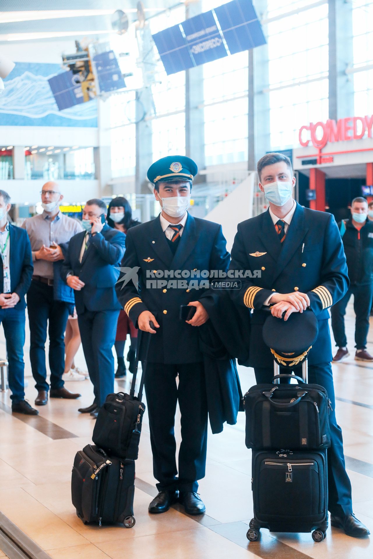 Красноярск. Пилоты в здании аэропорта.