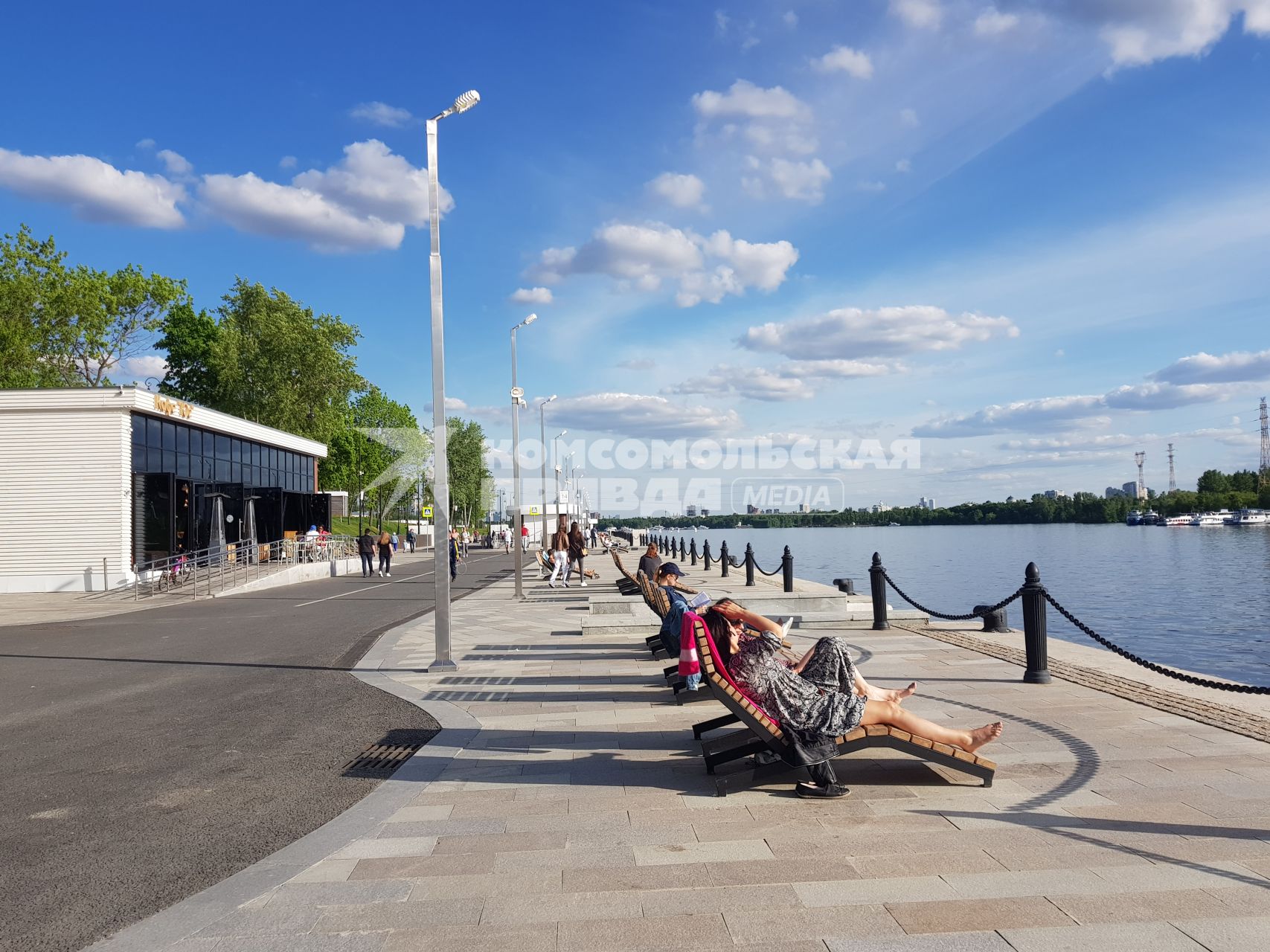 Москва. Пляжная зона возле Северного речного вокзала у Химкинского водохранилища.