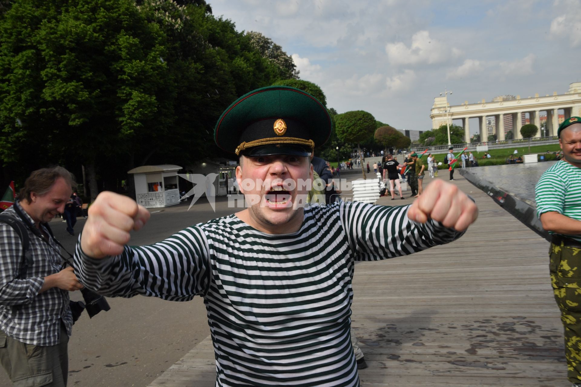 Москва. Пограничник в запасе во время празднования Дня пограничника  в Парке Горького.