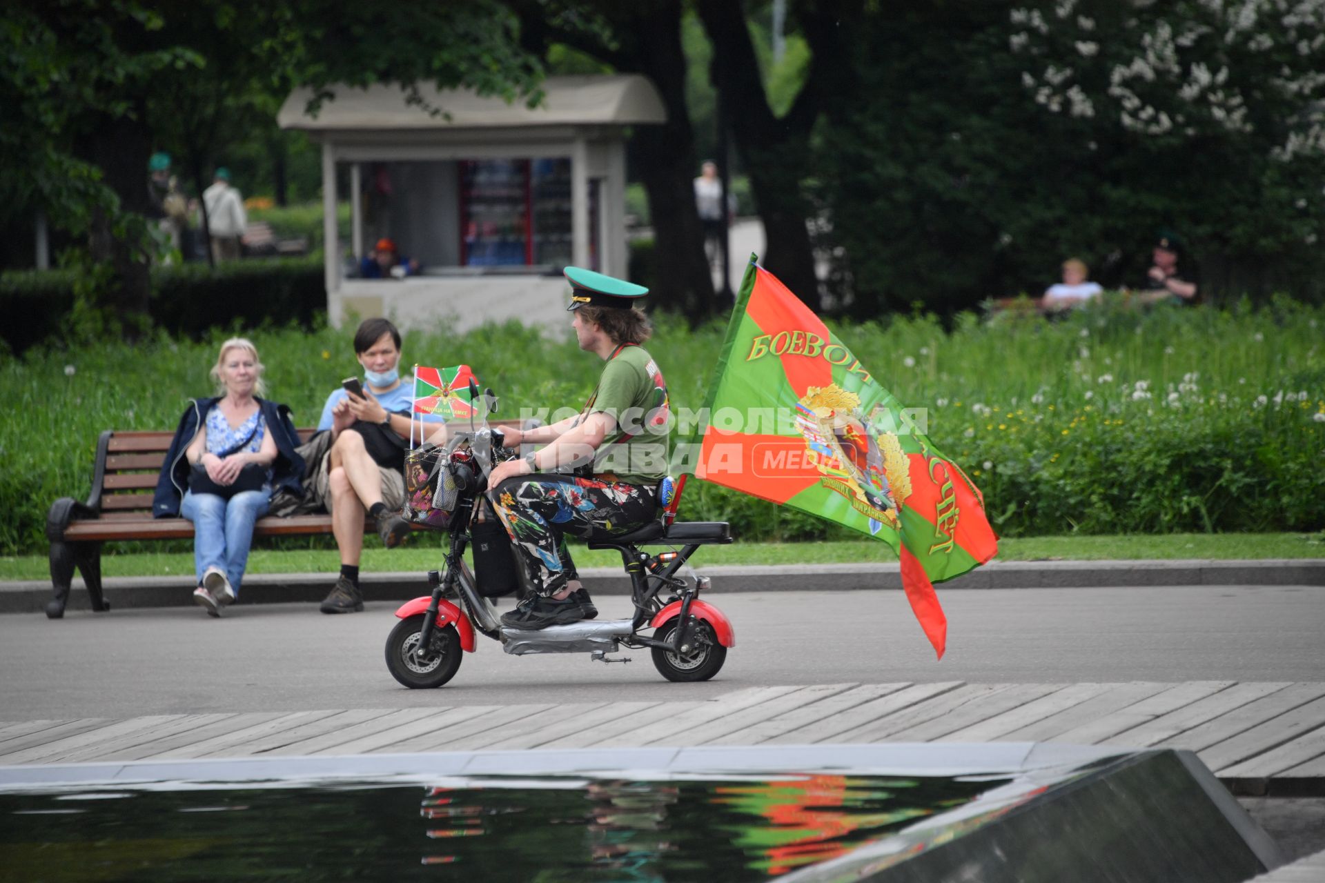 Москва. Мужчина  во время празднования Дня пограничника  в Парке Горького.