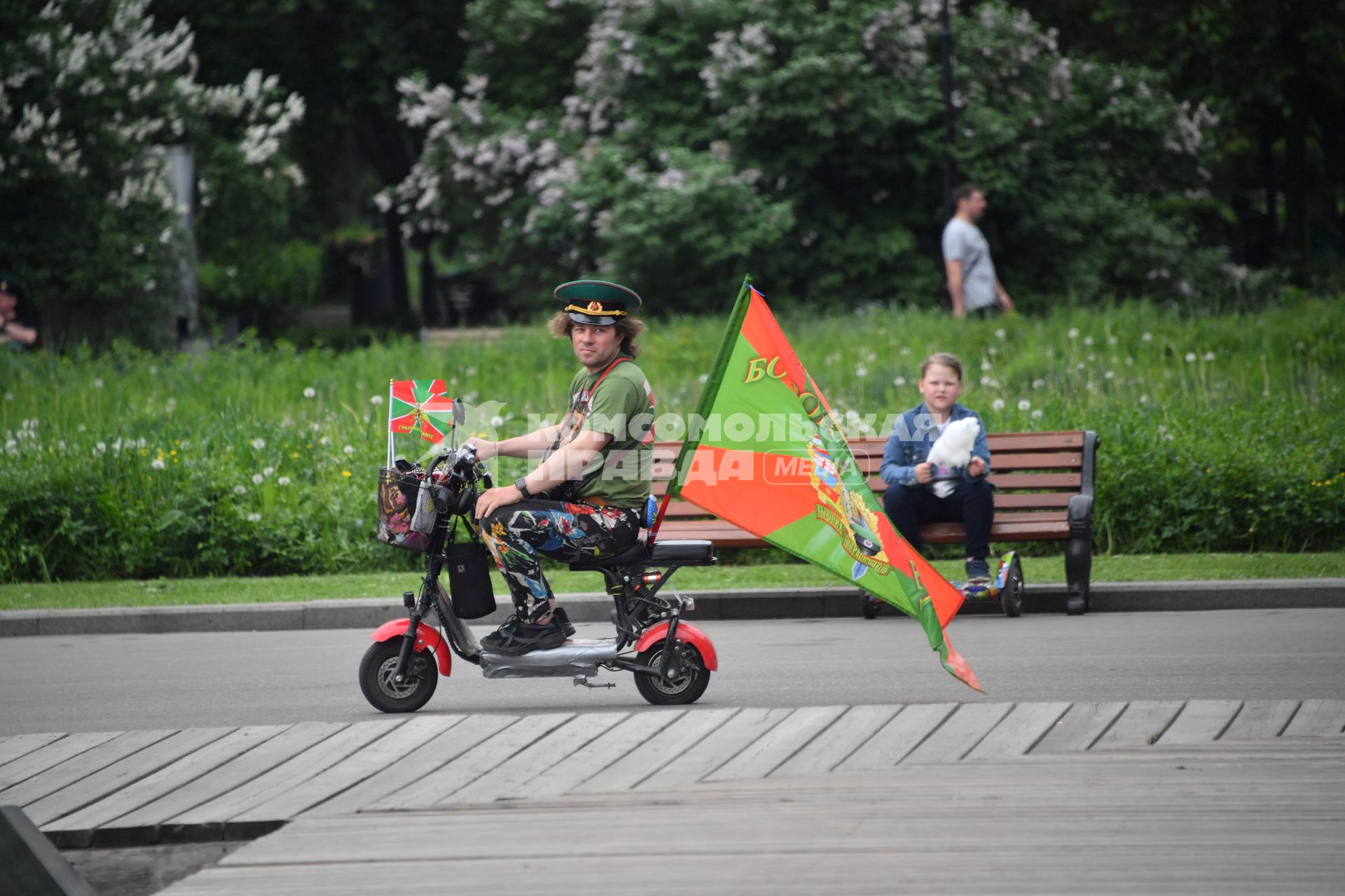 Москва. Мужчина  во время празднования Дня пограничника  в Парке Горького.