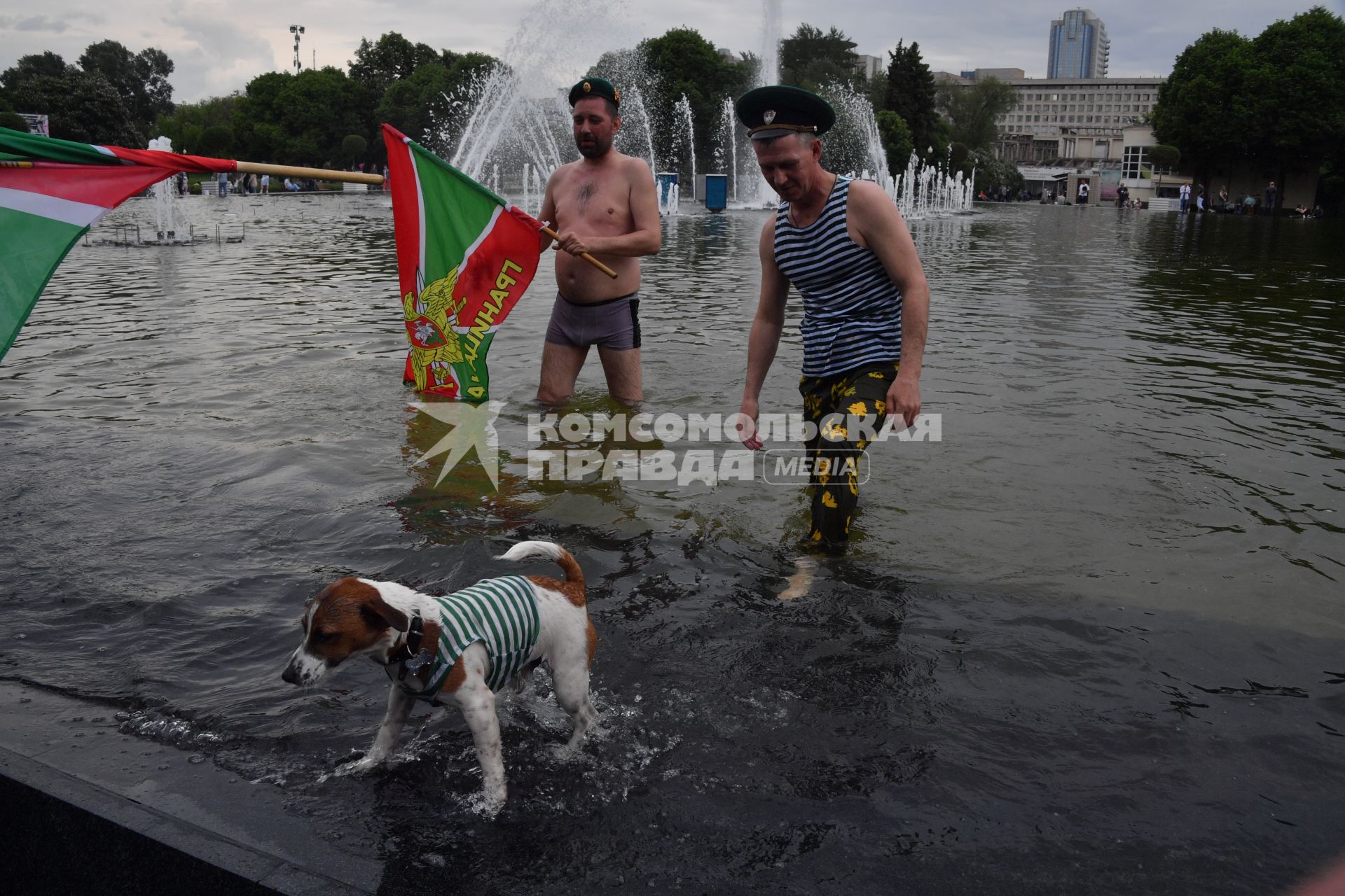 Москва. Пограничники в запасе во время празднования Дня пограничника  в Парке Горького.