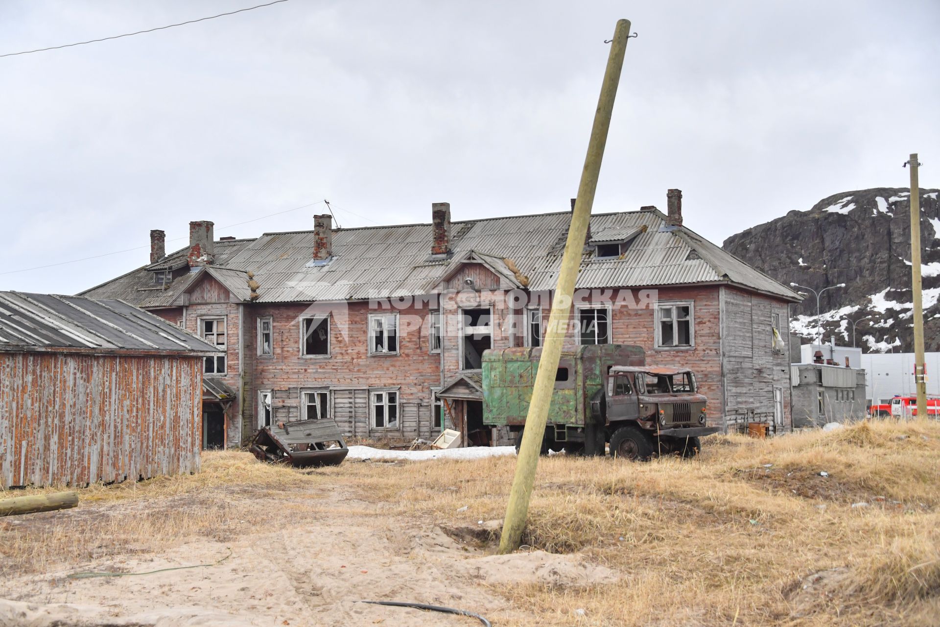 Мурманская область. Старые заброшенные дома в поселке Териберка.