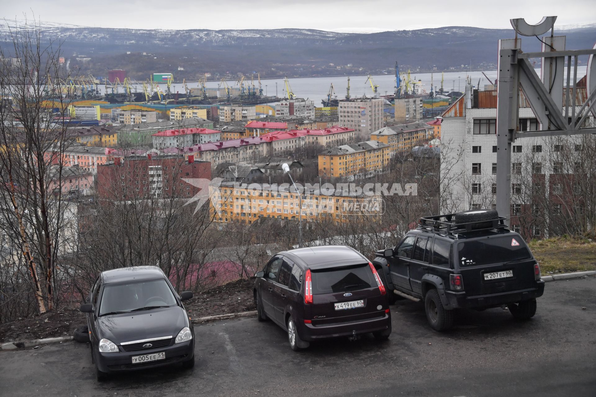 Мурманск. Вид на город  и морской торговый порт на восточном берегу Кольского залива Баренцева моря.