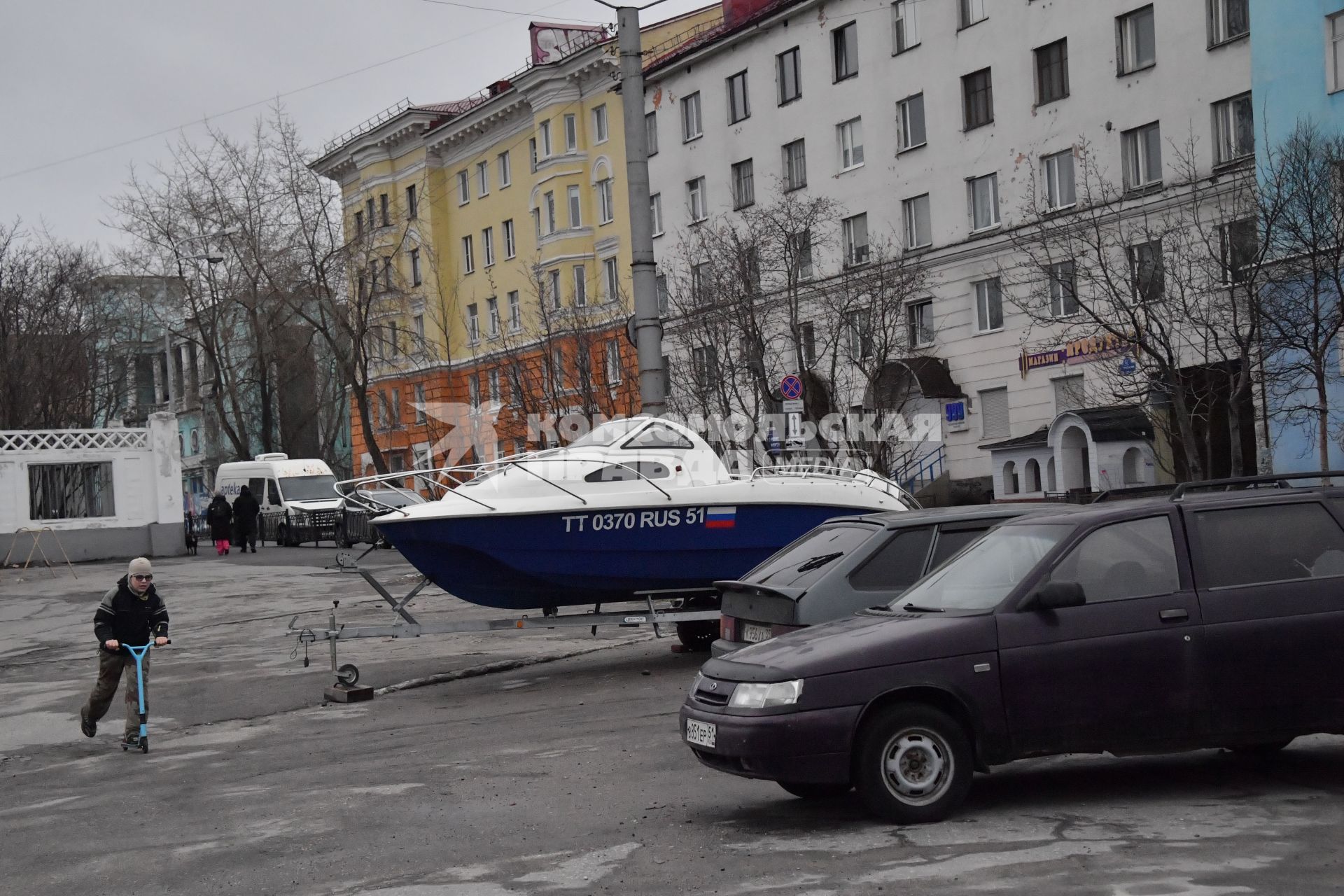 Мурманск. Катер в одном из дворов города.