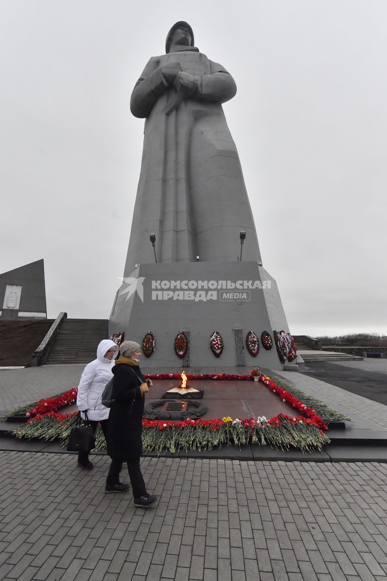 Мурманск. Памятник`Защитникам Советского Заполярья в годы Великой Отечественной войны`и вечный огонь.