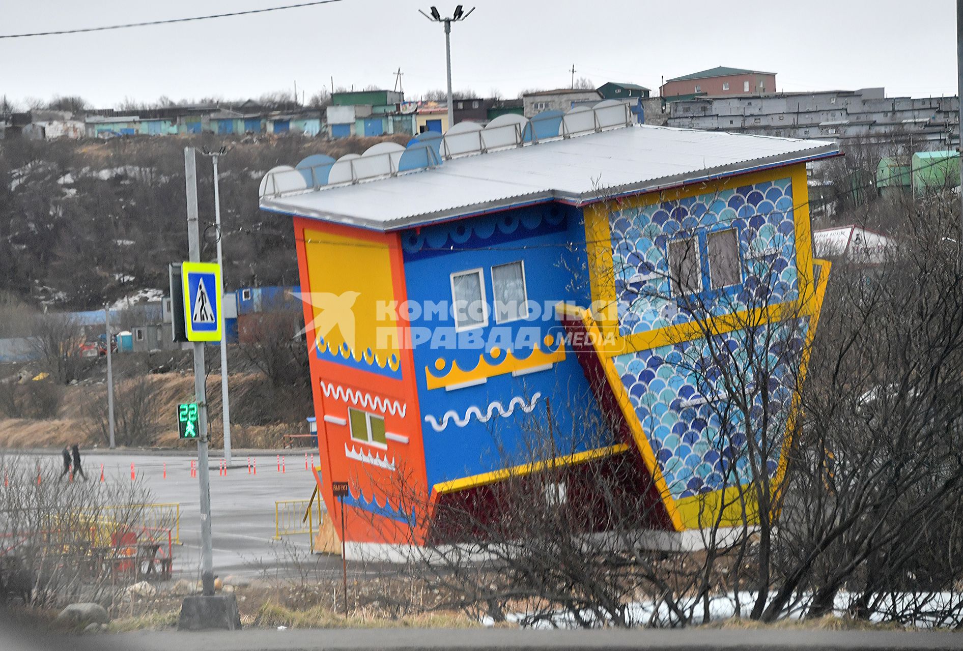 Мурманск. Вид на `Перевернутый дом`.