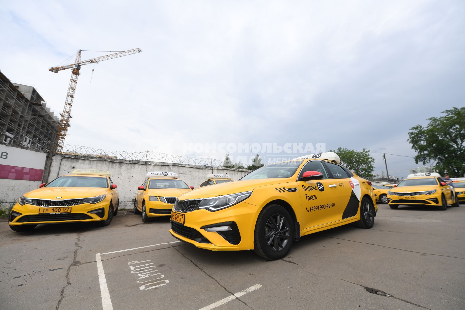 Москва. Автомобили такси `Яндекс Go` на стоянке.