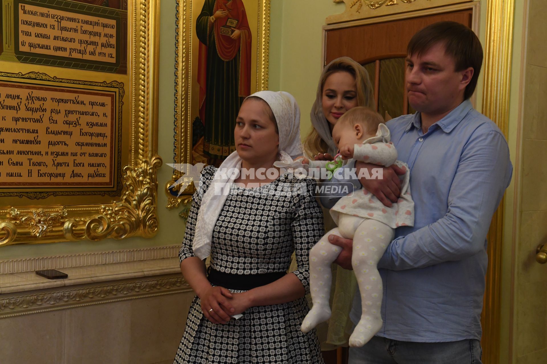 Москва. Церемония крещения внучки Аллы Пугачевой - Аллы в храме Всех Святых на Соколе. На снимке: мать Аллы Гузель (слева), модель Анна Калашникова и крестный девочки Алексей с Аллой на руках.