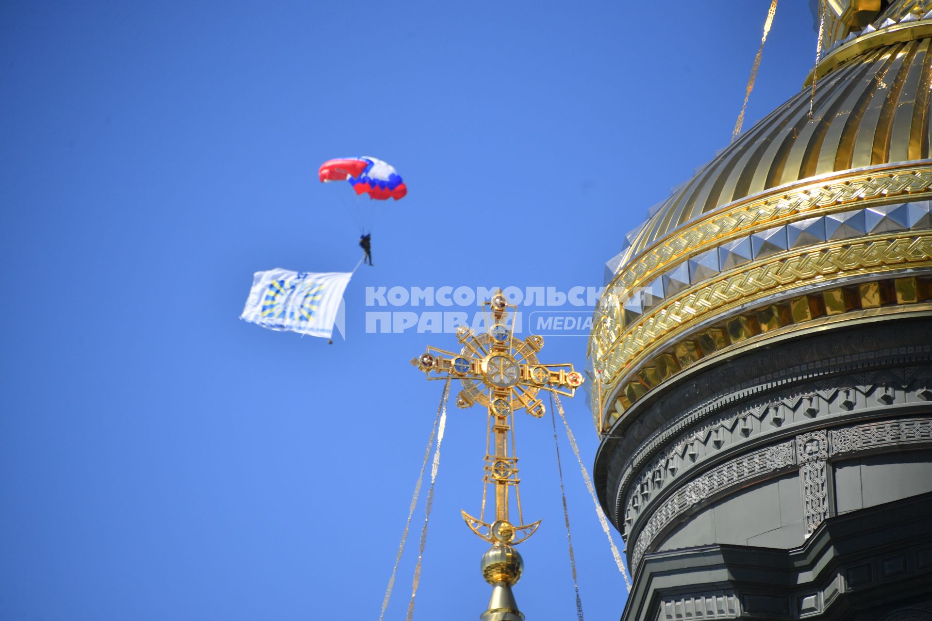 Московская область. Кубинка.  Парашютисты в небе  во время праздничных мероприятий , посвященные 90-летию военно-транспортной авиации на  Соборной площади перед Главным храмом Вооружённых Сил РФ в парке `Патриот`.