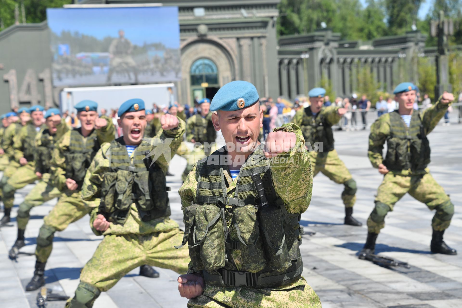 Московская область. Кубинка.  Показательные выступления десантников во время праздничных мероприятий , посвященные 90-летию военно-транспортной авиации на  Соборной площади перед Главным храмом Вооружённых Сил РФ в парке `Патриот`.