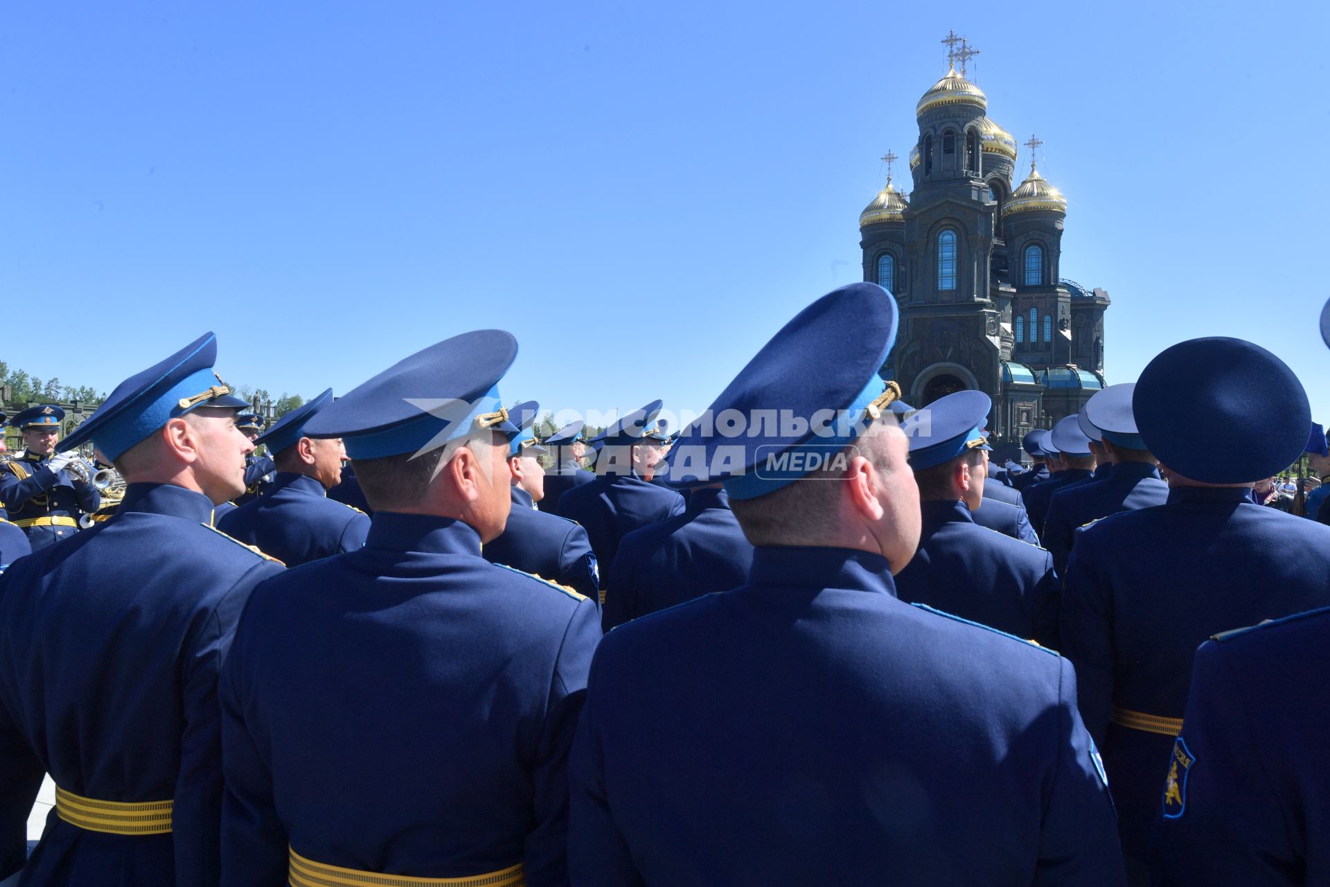 Московская область. Кубинка.  Праздничные мероприятия, посвященные 90-летию военно-транспортной авиации на  Соборной площади перед Главным храмом Вооружённых Сил РФ в парке `Патриот`.