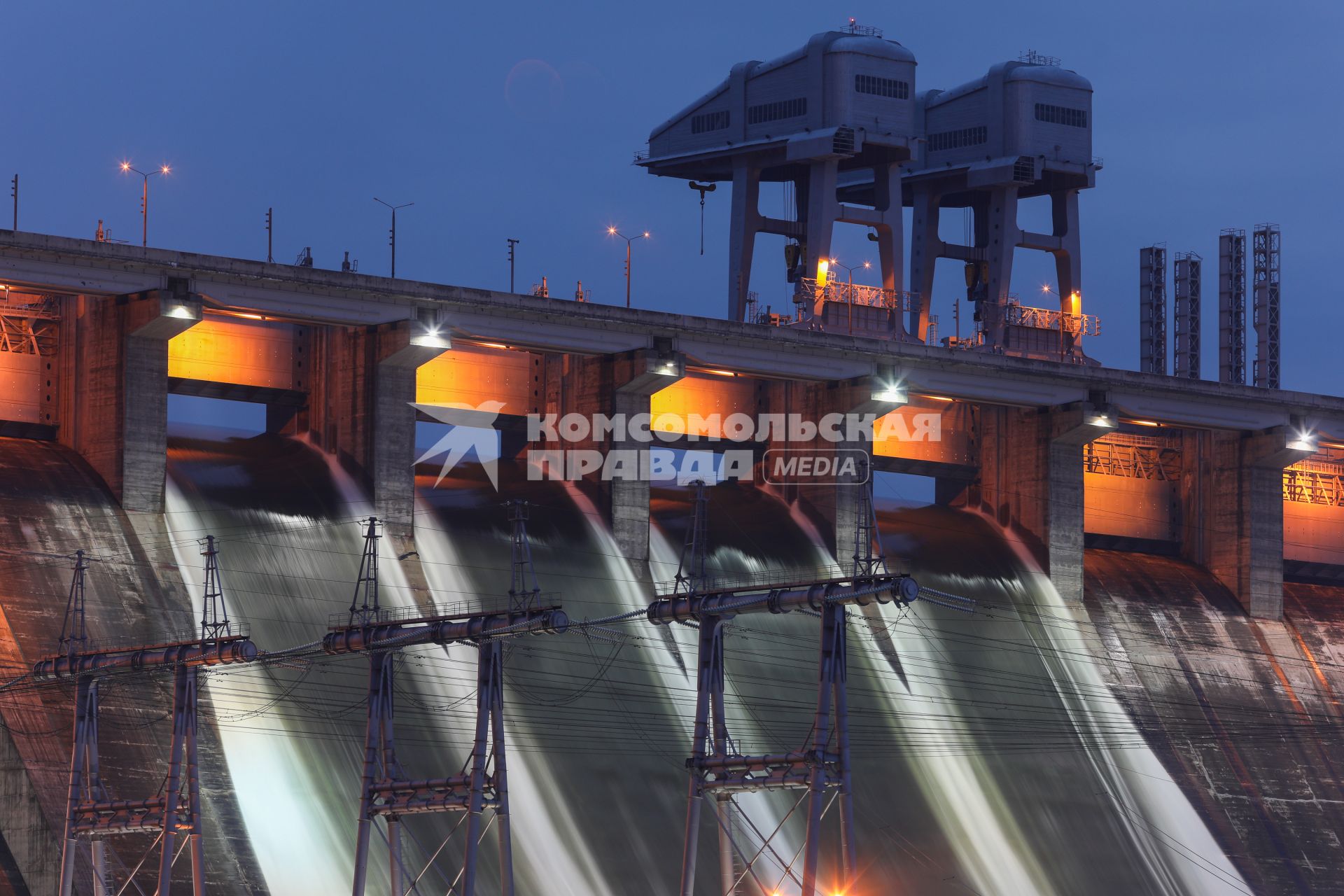 Красноярск. Холостой водосброс на Красноярской ГЭС, где был открыт четвёртый затвор внешнего водосброса и расход воды достиг 7 тысяч кубометров в секунду