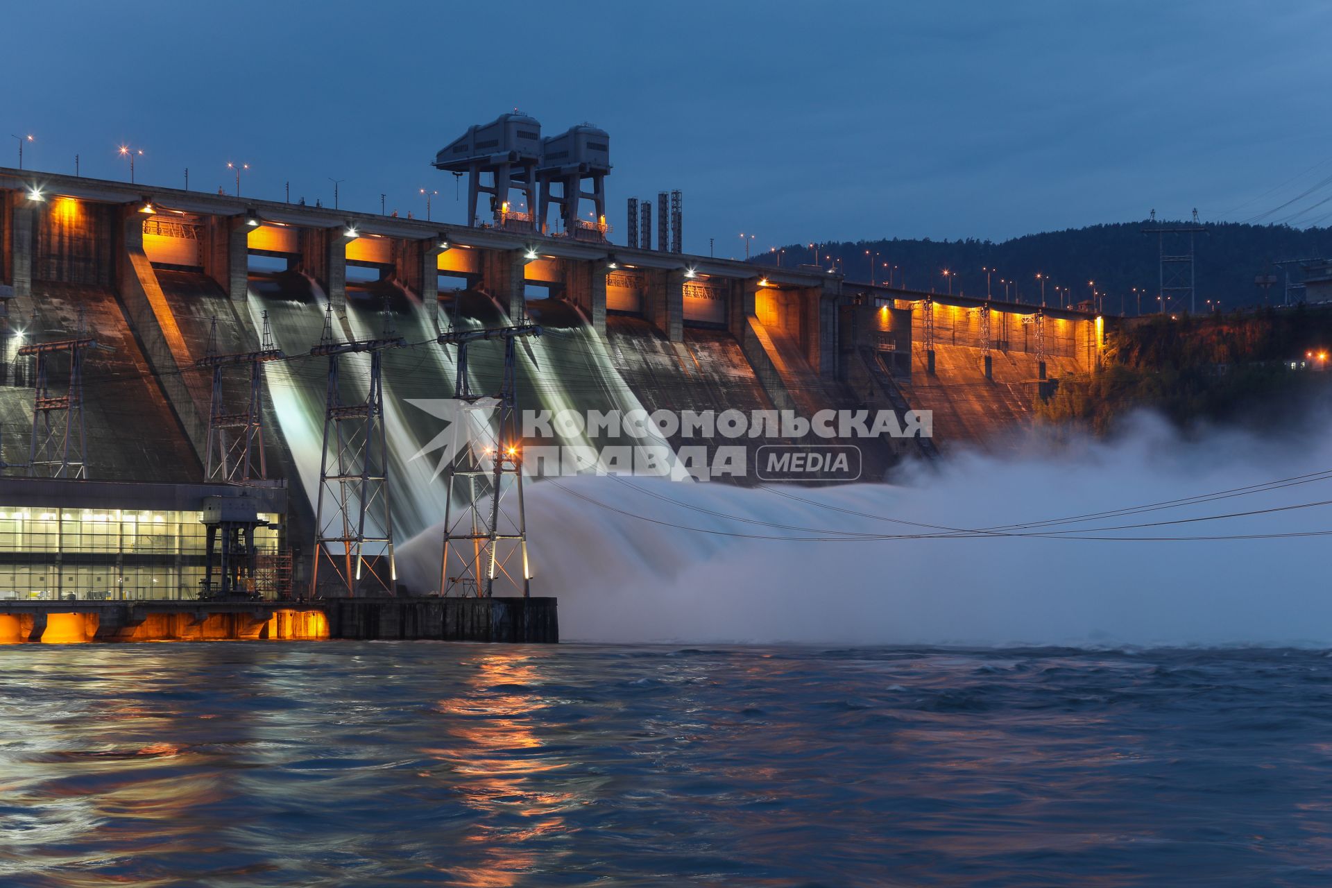 Красноярск. Холостой водосброс на Красноярской ГЭС, где был открыт четвёртый затвор внешнего водосброса и расход воды достиг 7 тысяч кубометров в секунду