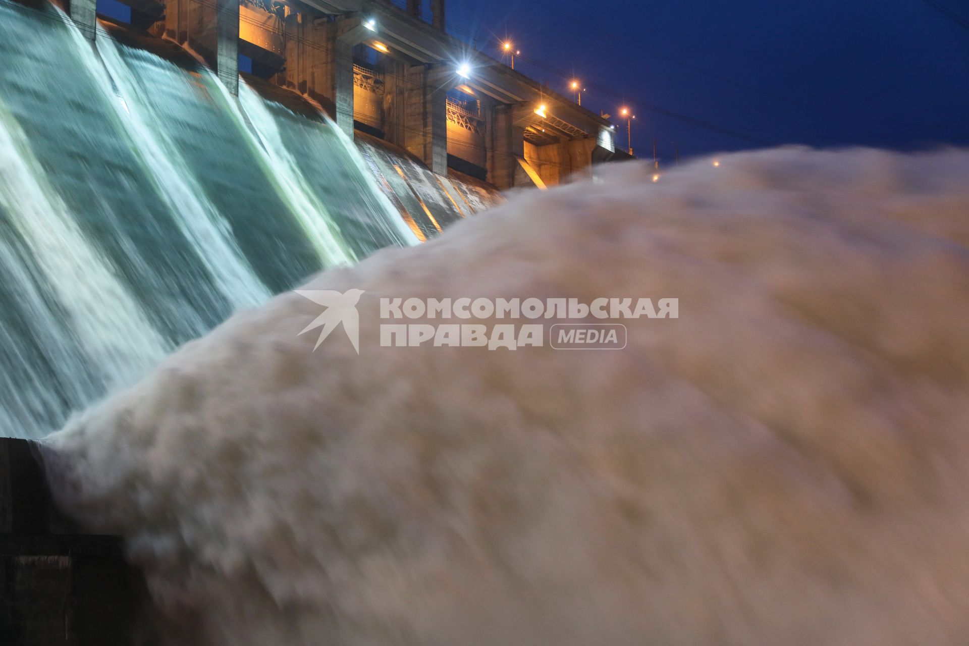 Красноярск. Холостой водосброс на Красноярской ГЭС, где был открыт четвёртый затвор внешнего водосброса и расход воды достиг 7 тысяч кубометров в секунду