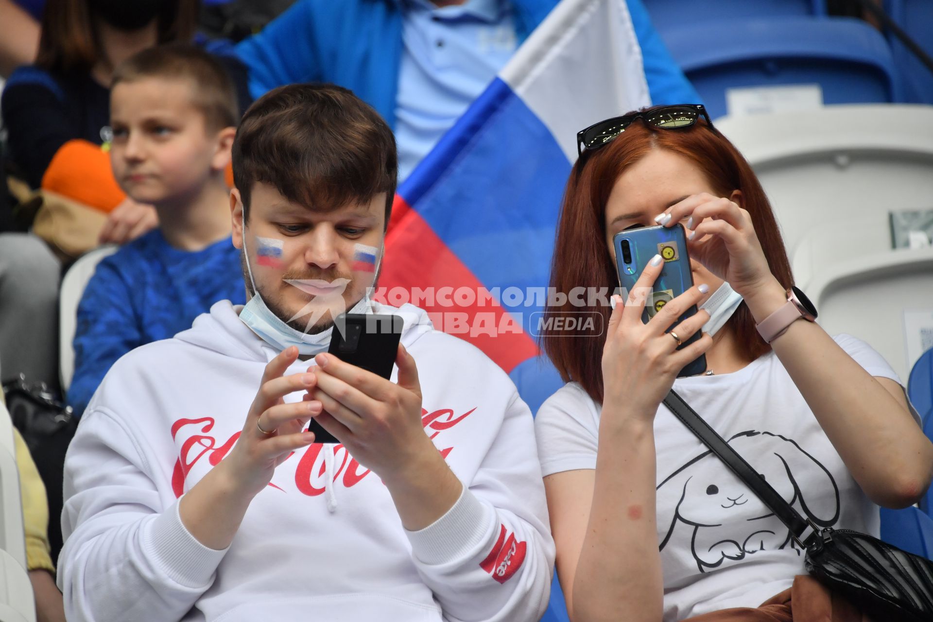 Москва.  Зритери  перед началом матча  по футболу между сборными командами России и Болгарии.