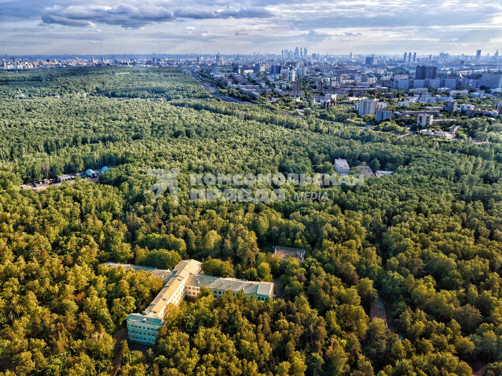 Москва. Район Богородское. Дом-самолёт - один из корпусов Центрального научно-исследовательского института туберкулеза
(ЦНИИТ).