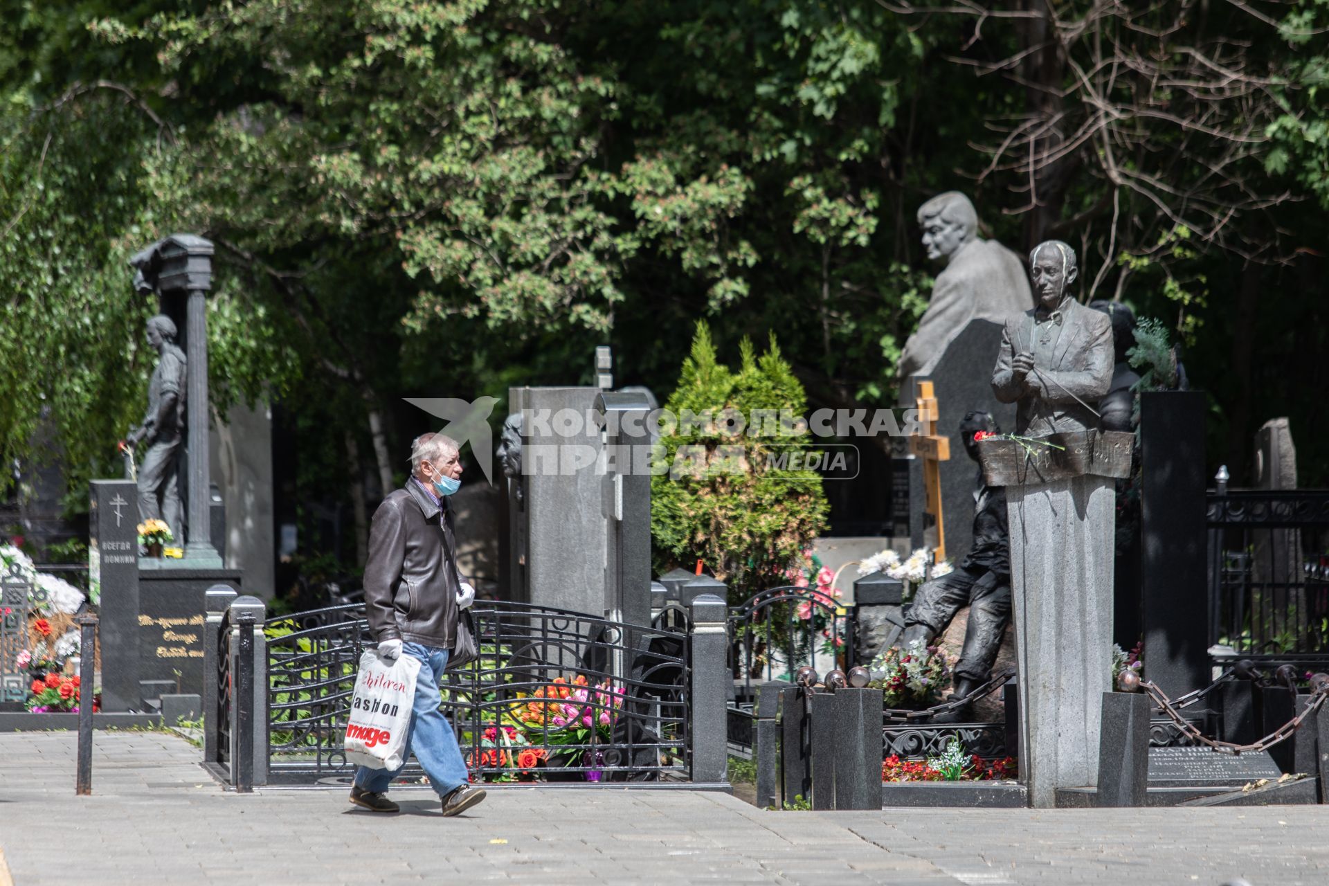 Москва.  Посетители на аллеее Ваганьковского кладбища.