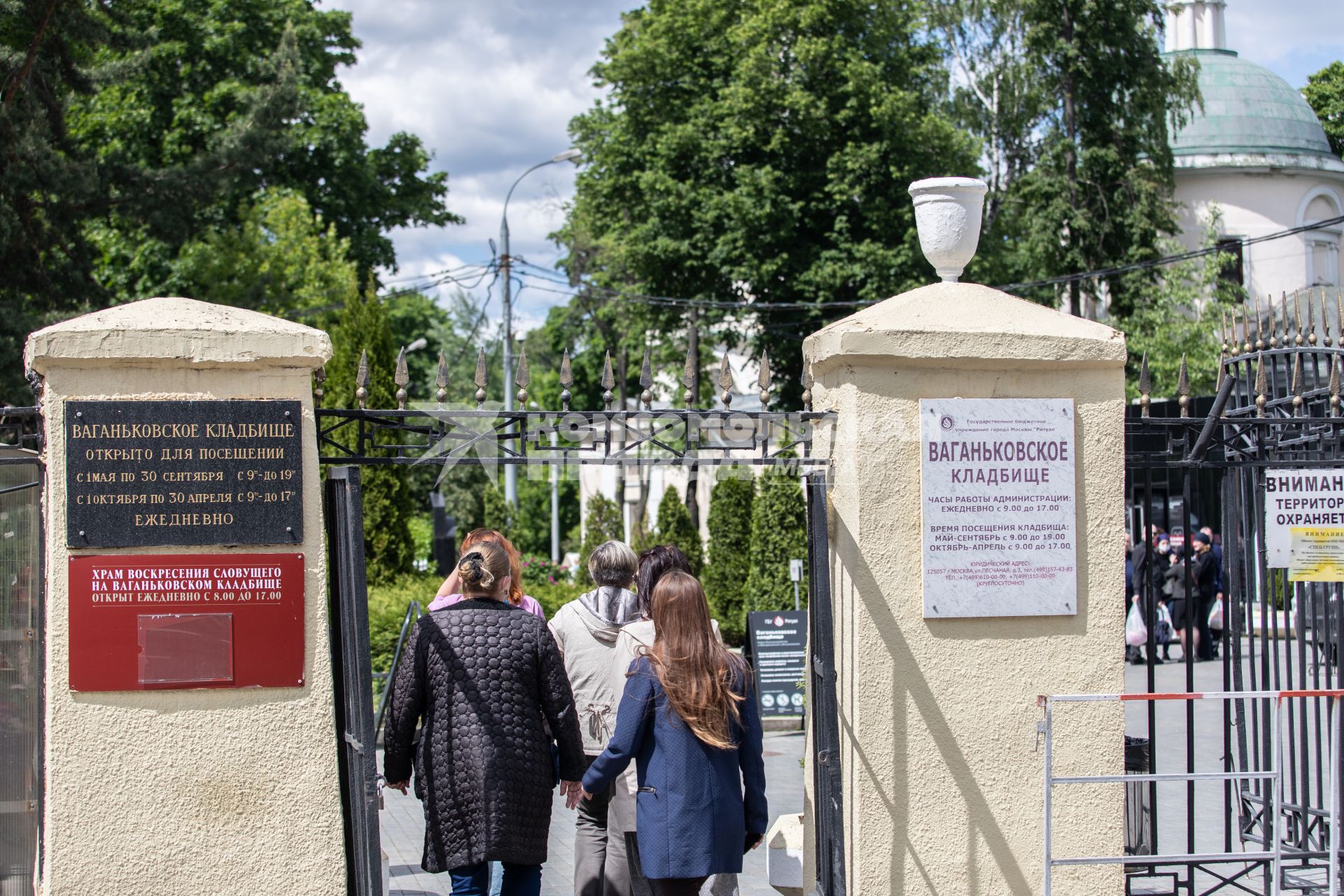 Москва.  Вход на Ваганьковское кладбище.