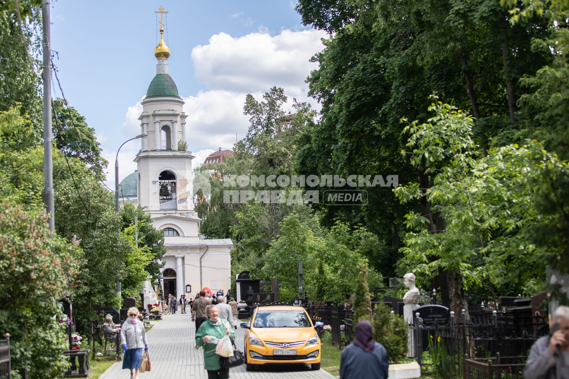 Москва.  Вид на Воскресенскую церковь  Ваганьковского кладбища.